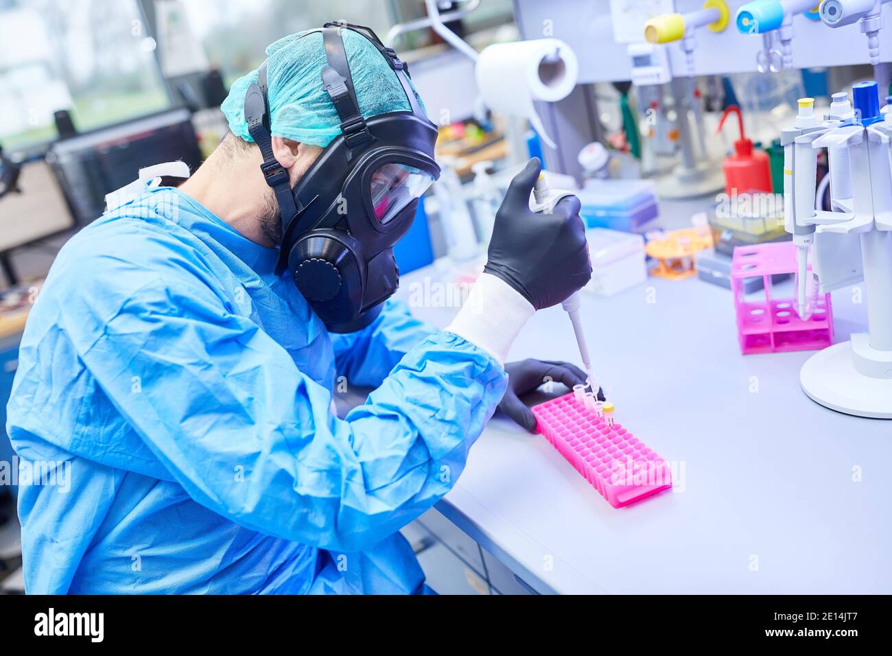 Forscher mit Schutzkleidung arbeitet an Covid-19-Impfstoff in der Biotechnologielabor Stockfoto