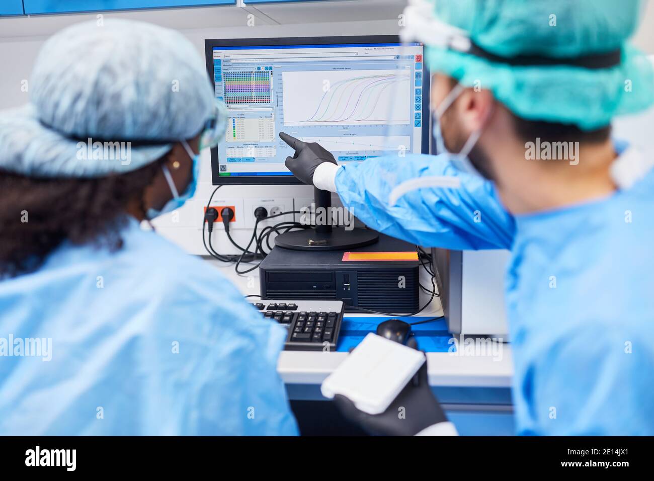 Biotechnolgie-Forscher evaluieren Experiment am Computer im Labor Stockfoto