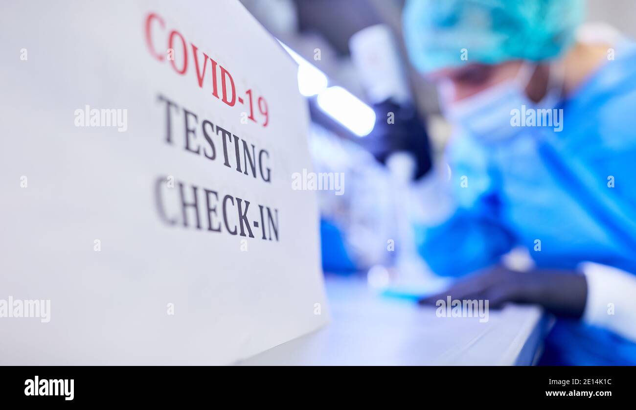 Check-in für Covid-19 Schnelltest im Labor des Klinik im Falle einer Coronavirus-Pandemie Stockfoto