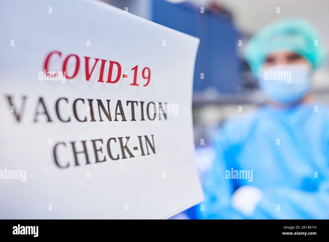 Check-in für Corona-Impfung gegen Covid-19 mit Ärzten in der Hintergrund Stockfoto