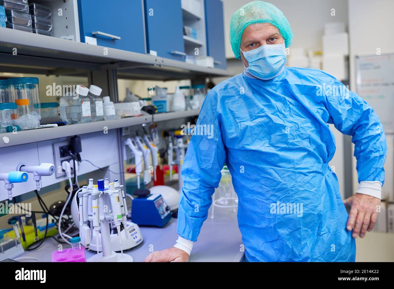 Mediziner im Labor bei der Erforschung des Impfstoffes gegen Coronavirus In Covid-19 Pandemie Stockfoto