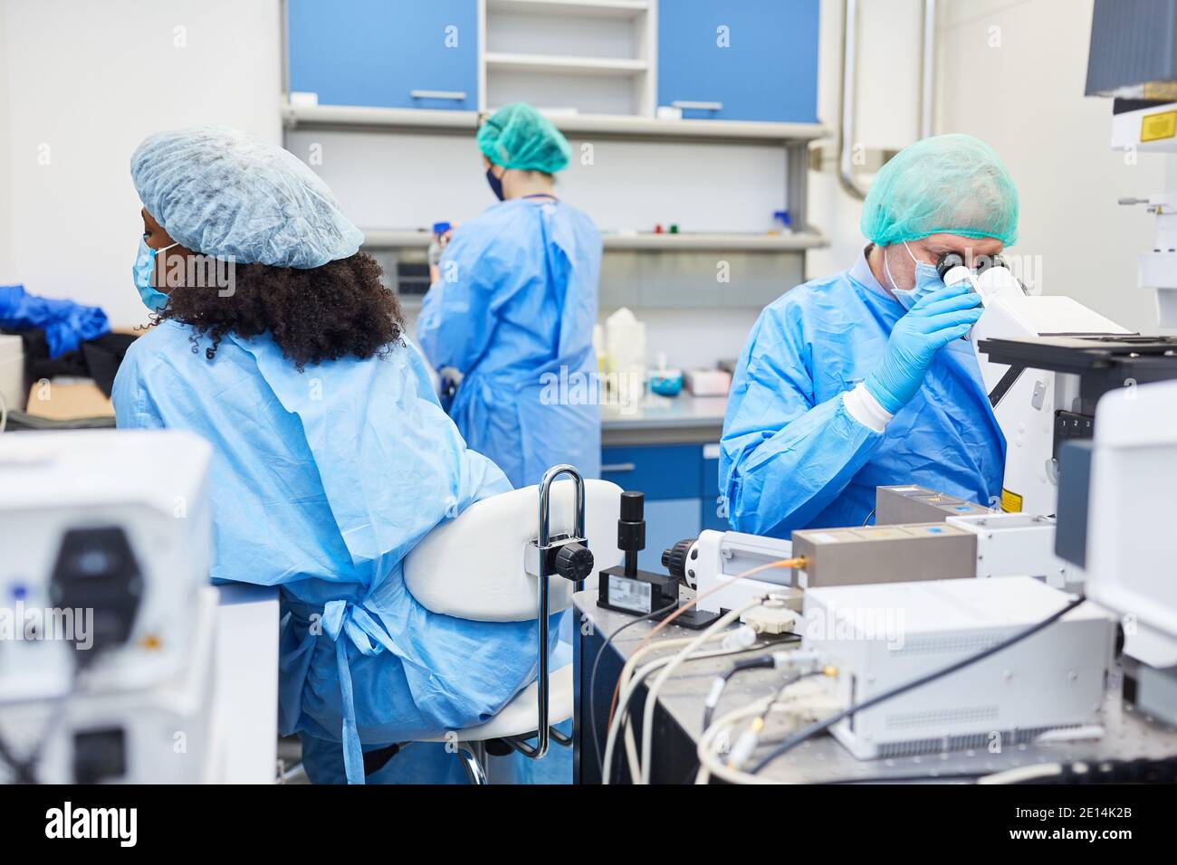 Forschungsteam arbeitet im Labor an Covid-19-Impfstoff zusammen Bei einer Coronavirus-Pandemie Stockfoto