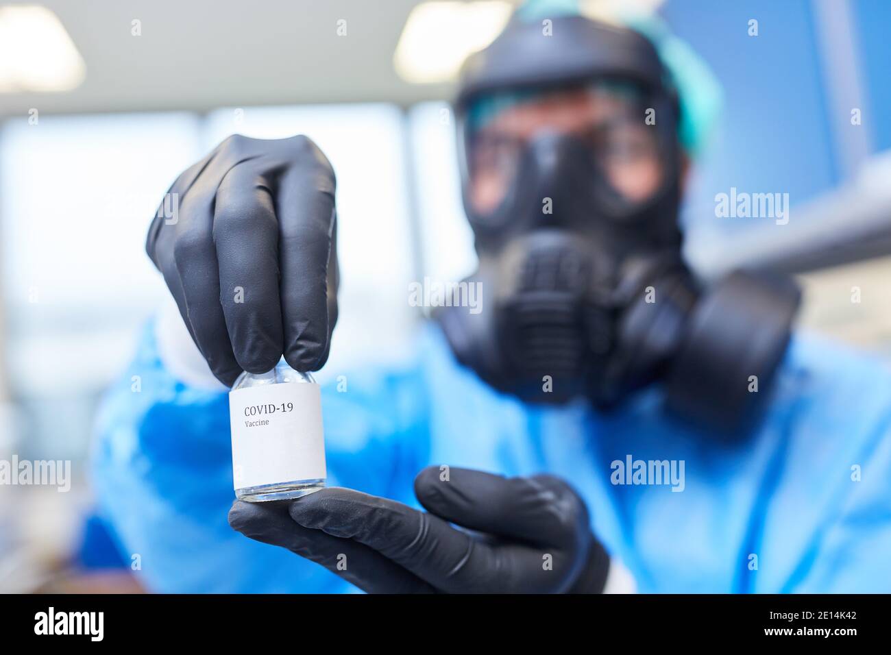 Forscher im Labor mit Covid-19-Impfstoff in einem kleinen Ampulle Stockfoto