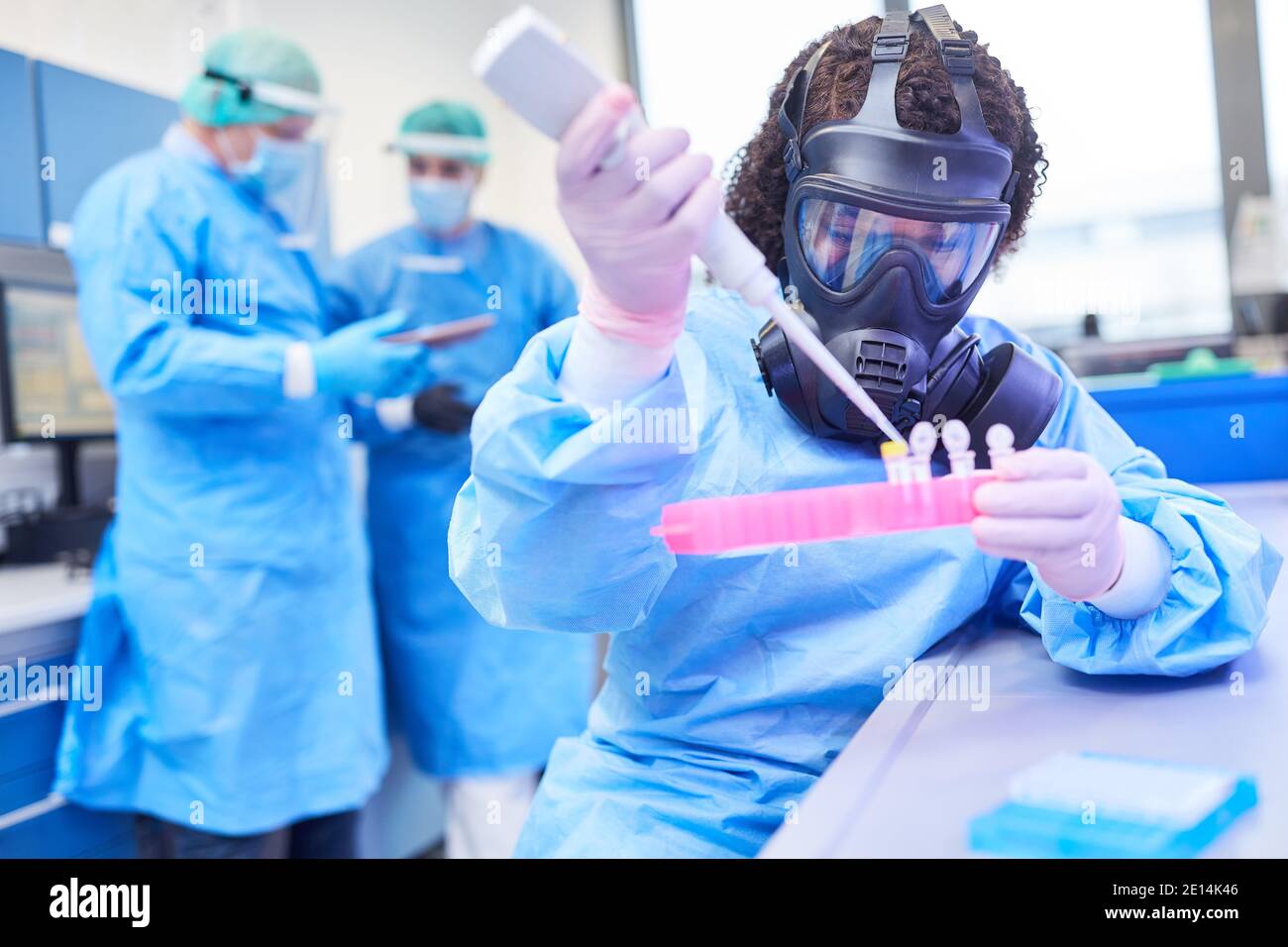 Chemikerin bei der Covid-19-Impfstoffforschung im Labor mit Team Stockfoto