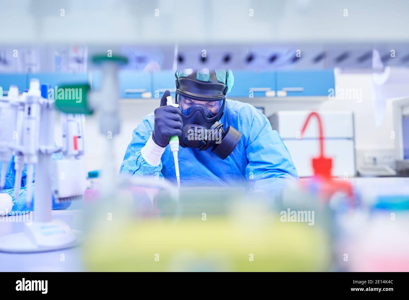 Virologe in Schutzkleidung arbeitet an Covid-19-Impfstoff in der Labor während der Coronavirus-Pandemie Stockfoto