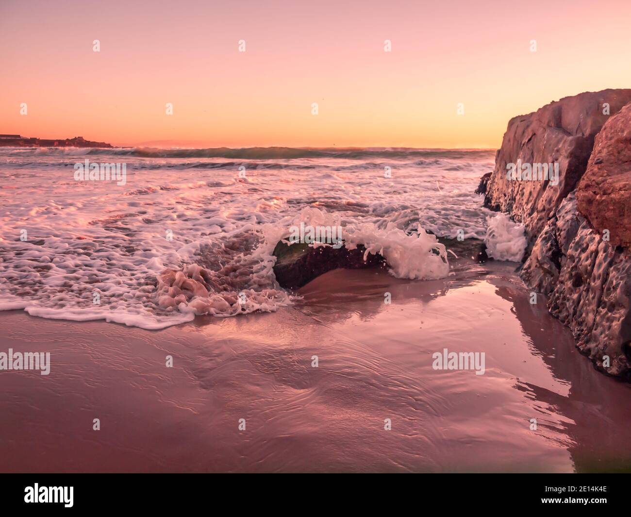 Wellen Am Strand Und Felsen Bei Sonnenuntergang Stockfoto
