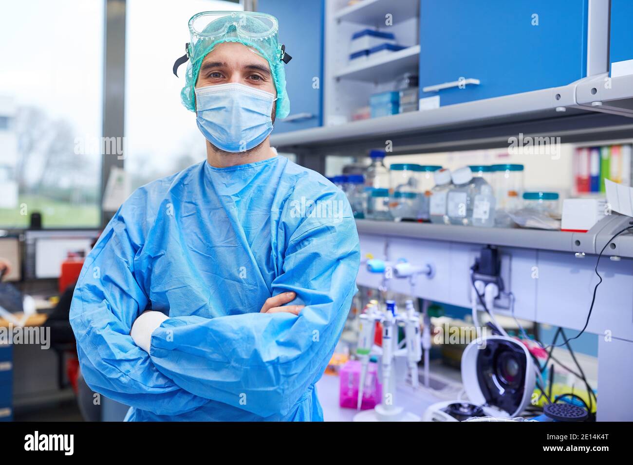 Chemiker als Forscher im biochemischen Labor sucht nach Impfstoff Gegen Covid-19 und Coronavirus Stockfoto