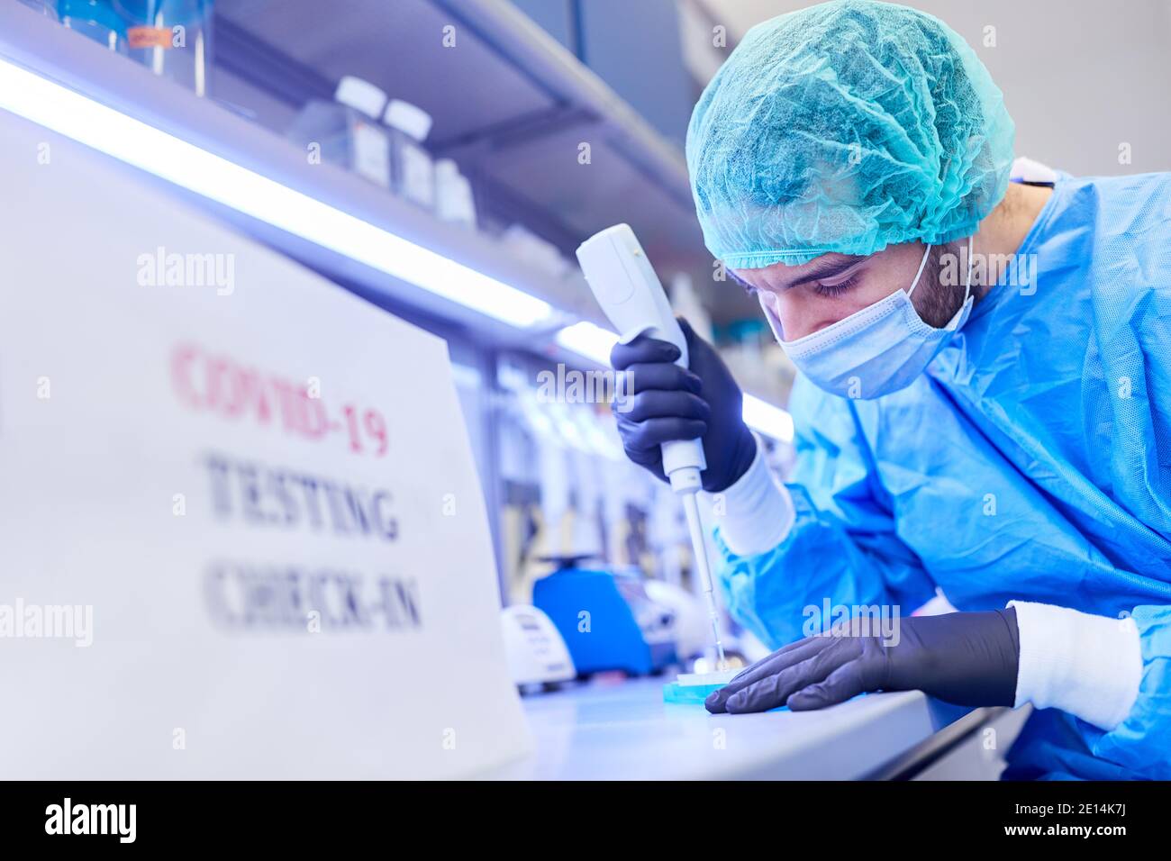 Medic im Labor macht Covid-19 Schnelltest Bewertung in Fall einer Coronavirus-Pandemie Stockfoto