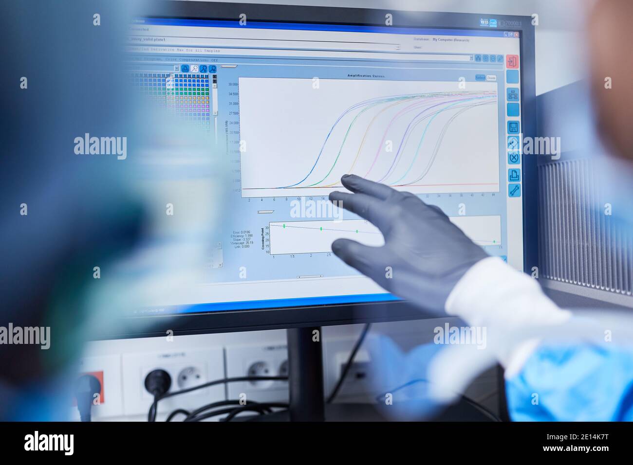 Zwei Forscher analysieren Daten mit Software auf dem Computer in Das Labor Stockfoto