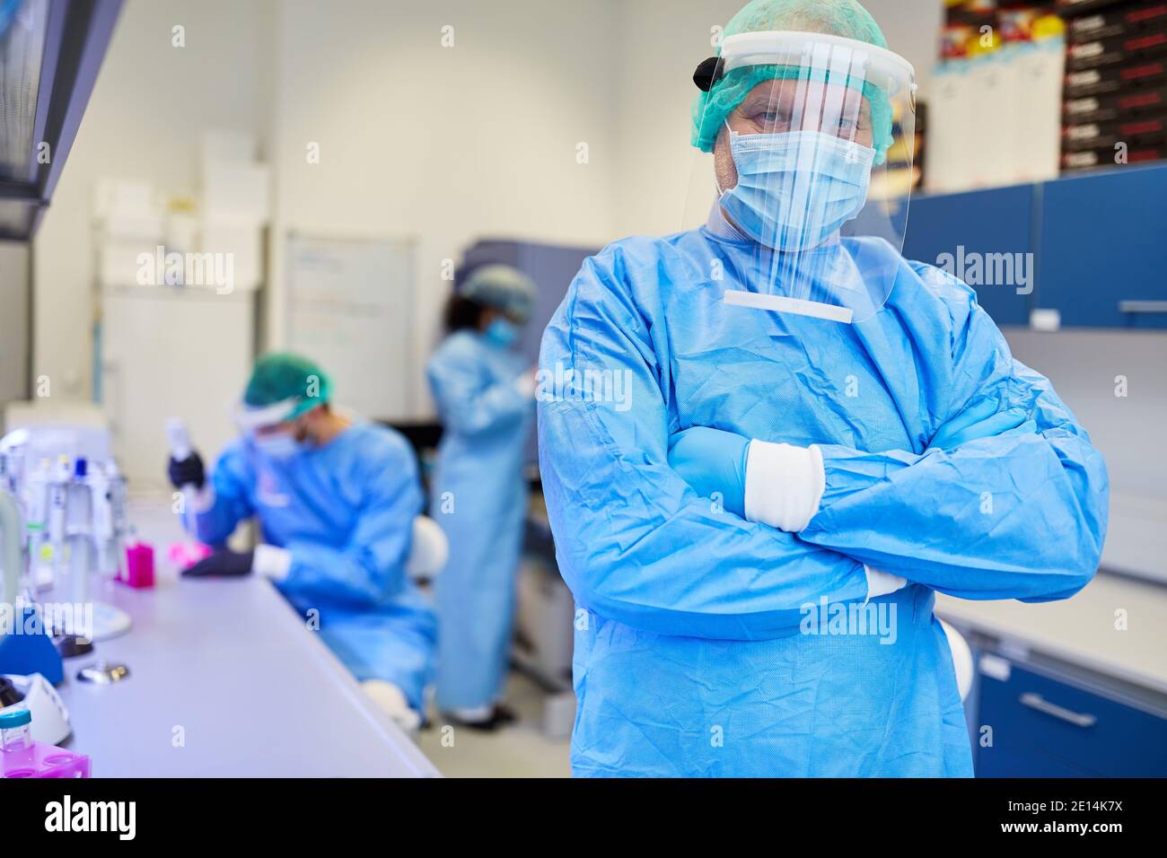 Forscher in Schutzkleidung im Biotechnologielabor während der Coronavirus-Pandemie Stockfoto