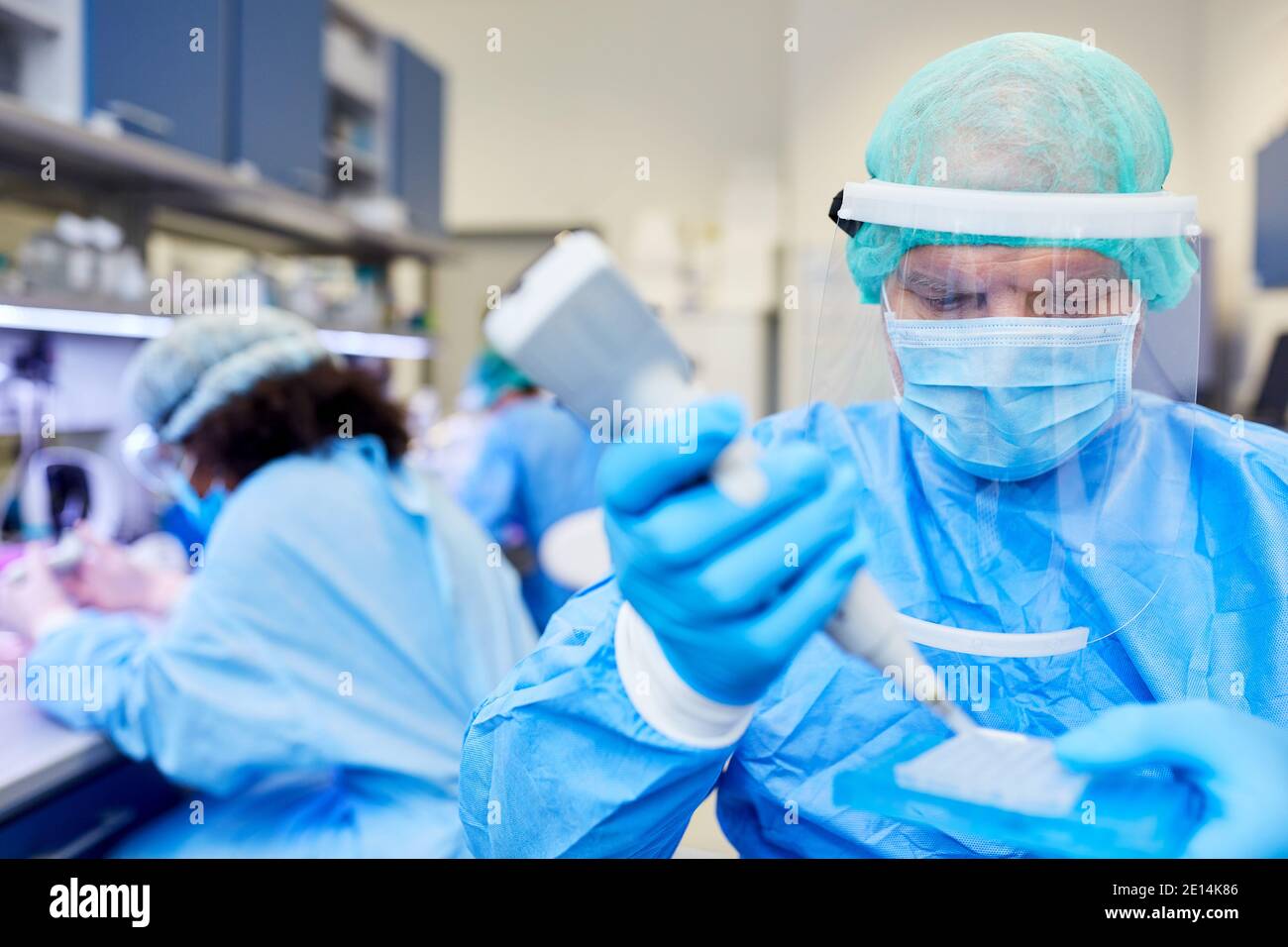 Die Forschungsgruppe arbeitet im Labor an Covid-19-Impfstoff während Coronavirus-Pandemie Stockfoto
