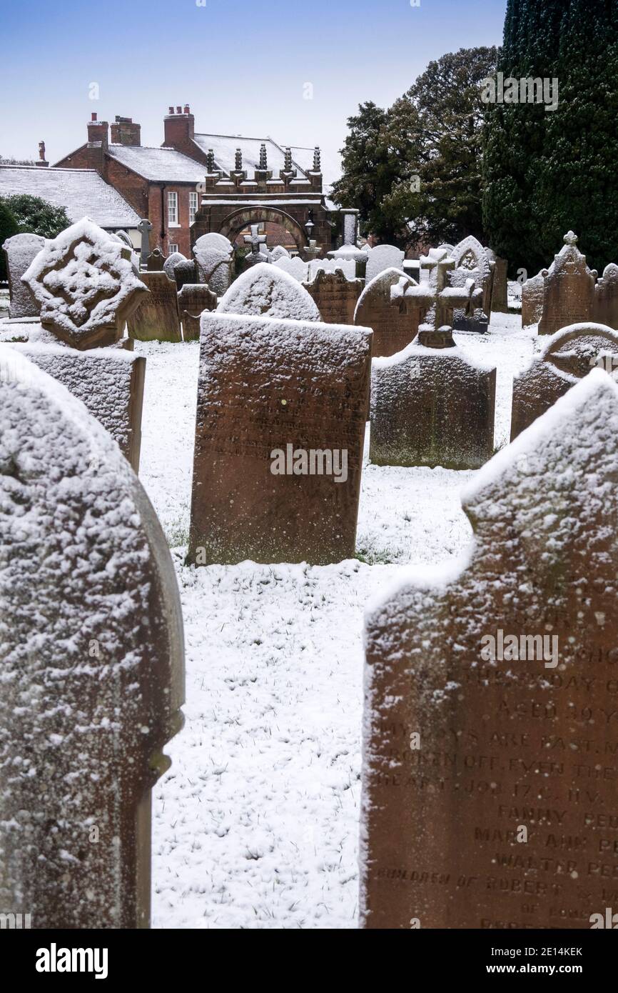 Großbritannien, England, Cheshire, Congleton, Astbury, St. Mary's Kirchhof im Winter Stockfoto
