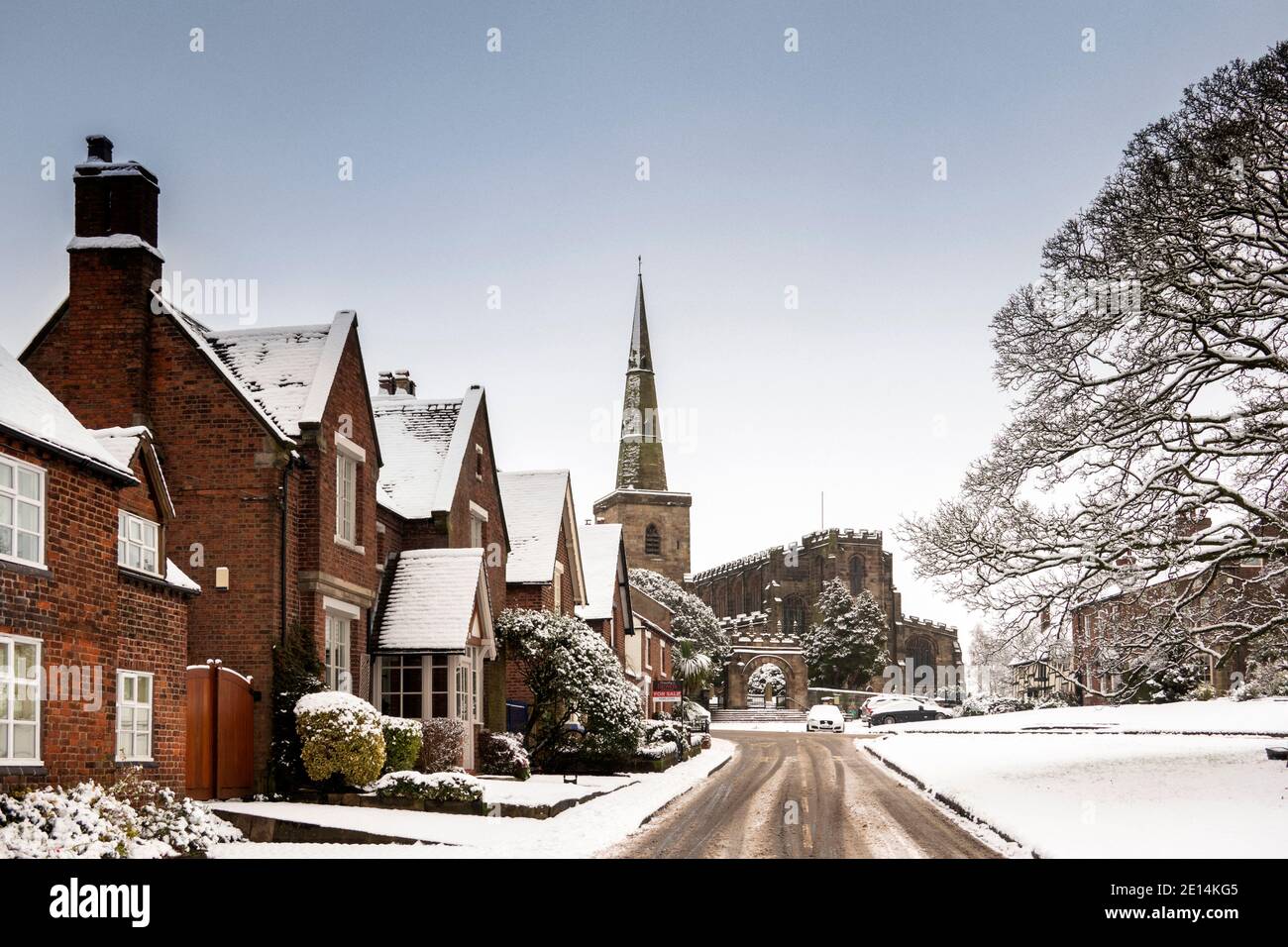 Großbritannien, England, Cheshire, Congleton, Astbury, Dorf und St. Mary's Church im Winter Stockfoto