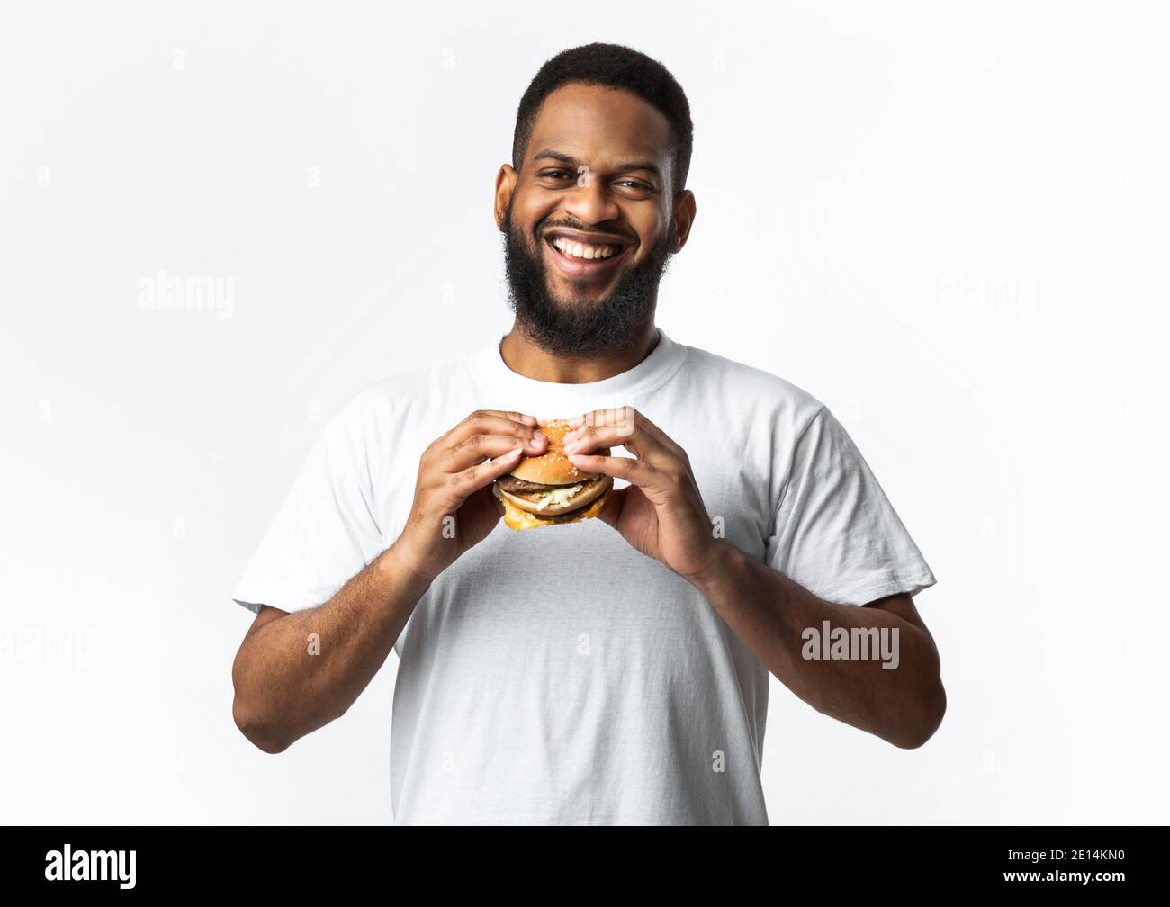 Happy Black Man Holding Burger Stehen Auf Weißem Hintergrund Stockfoto