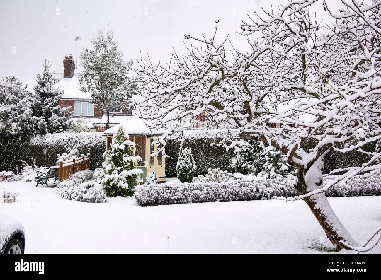 Großbritannien, England, Cheshire, Congleton, Gartenhaus im Winter mit Schnee bedeckt Stockfoto