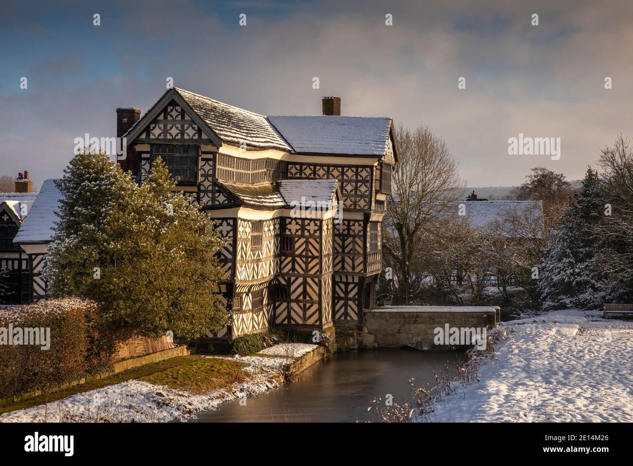 Großbritannien, England, Cheshire, Scholar Green, Little Moreton Hall, Fachwerkhaus Tudor Farmhouse, im Winter Stockfoto