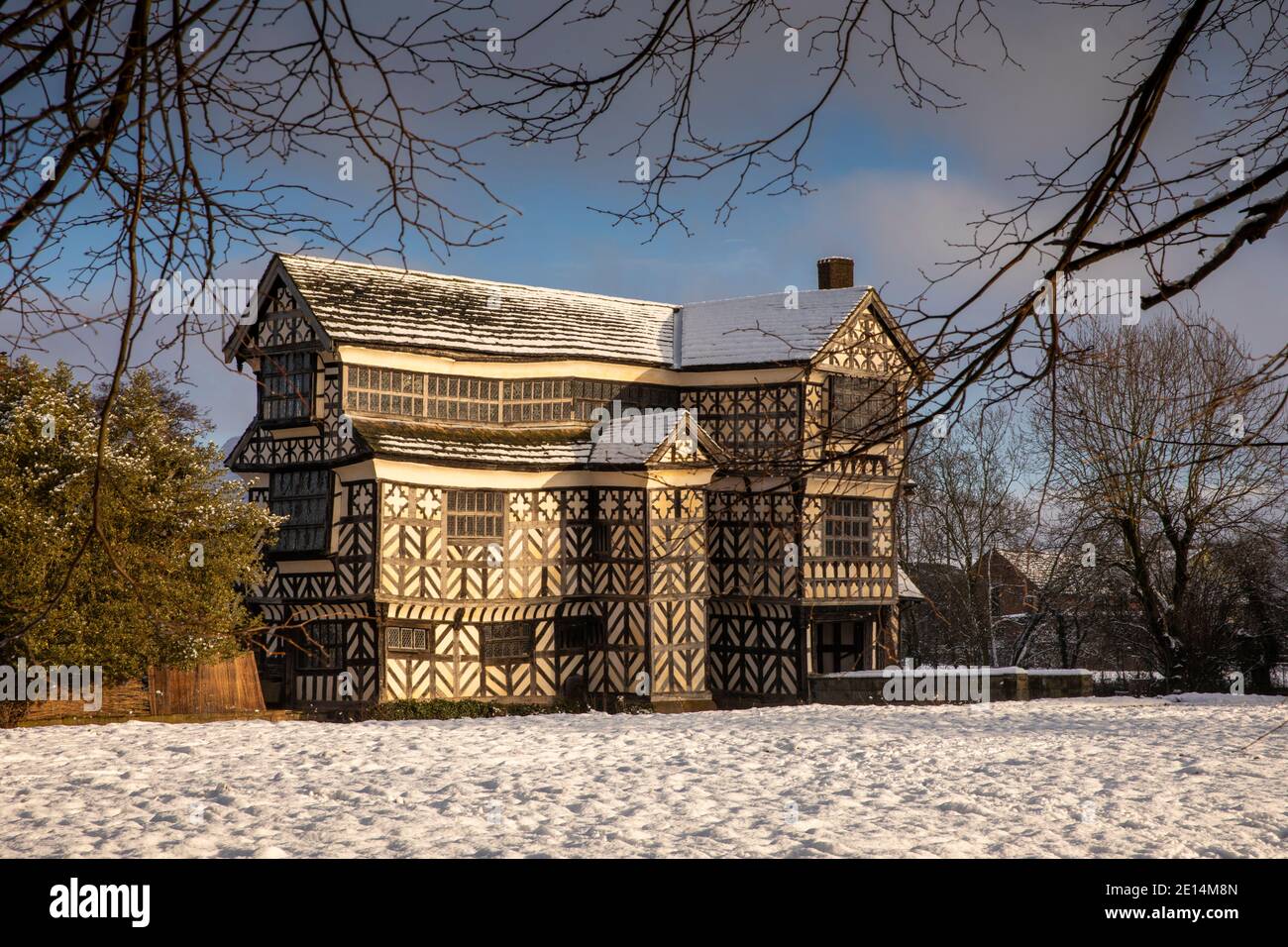 Großbritannien, England, Cheshire, Scholar Green, Little Moreton Hall, Fachwerkhaus Tudor Farmhouse, im Winter Stockfoto