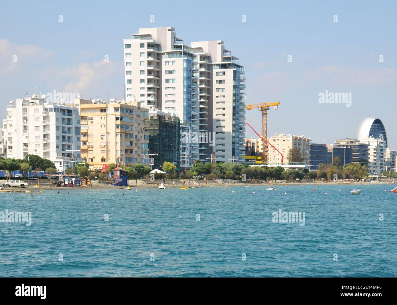 Panoramablick auf Promenade Park an der Küste von Limassol Stadtzentrum an einem sonnigen Tag mit Menschen. Juli 04. 2018. Limassol, Zypern Stockfoto
