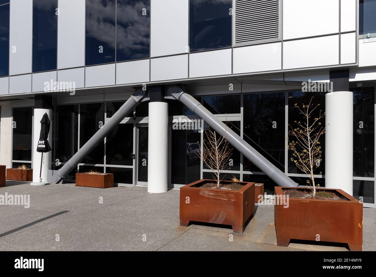 Beispiel für mit Silizium gefüllte hydraulische Stößelfederbeine, die in Gebäuden mit Erdbebenzonen verwendet werden. Umgesetzt auf jeder Etage. Christchurch, Neuseeland. Stockfoto