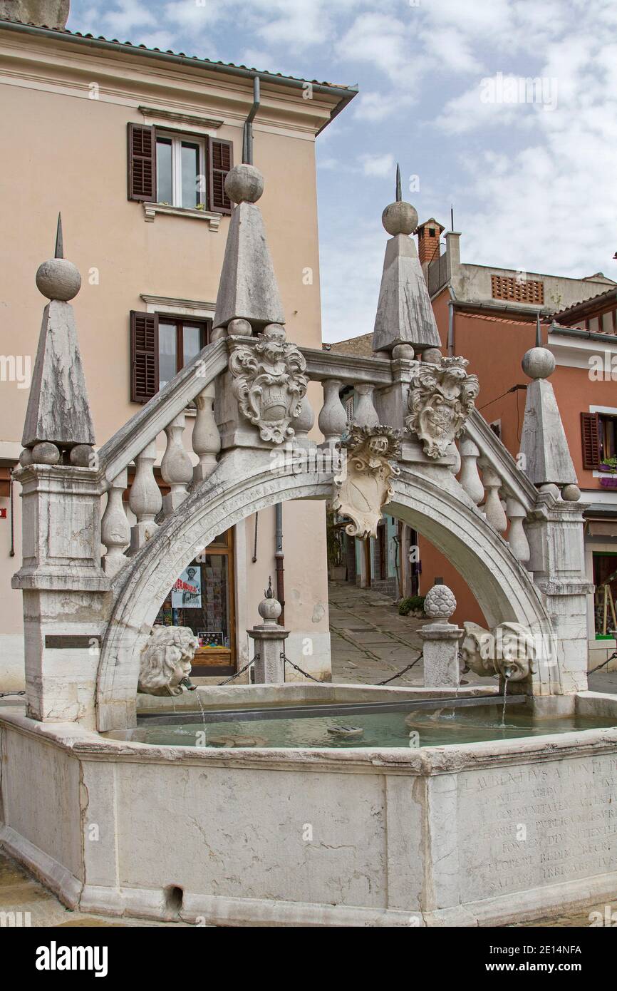 In der Altstadt von Koper, auf dem Preserenplatz, finden Sie den Stadtbrunnen Da Fonte aus dem 17. Jahrhundert. Stockfoto