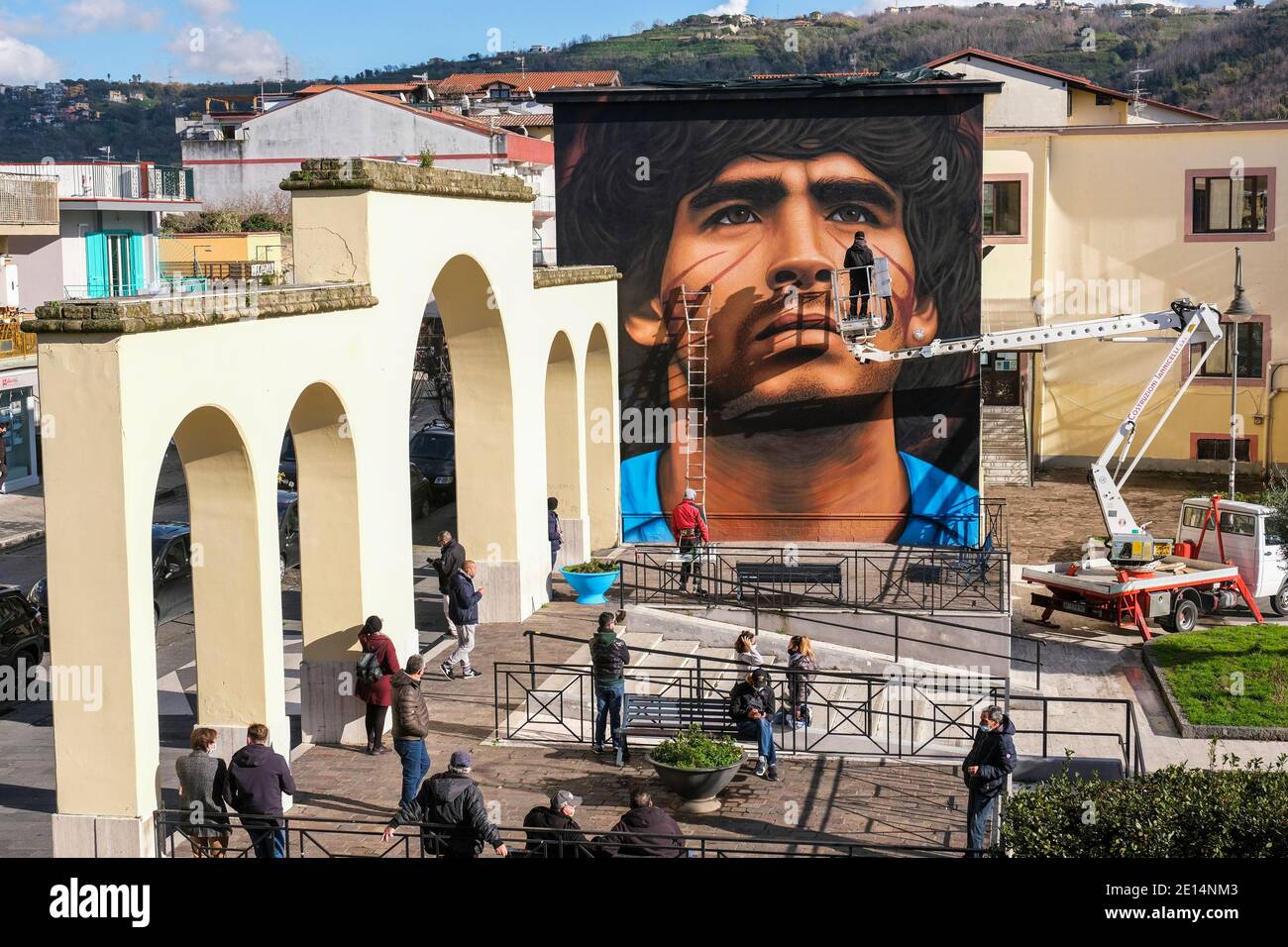 Ein Überblick über den Platz, wo jorit agoch, ein neapolitanischer Straßenkünstler, schuf seine neue Wandgemälde in Quarto in der Provinz neapel das Gesicht von diego armando maradona, starb am 25. november 2020, dique luj‡n, argentinien, ehemaliger Spieler der ssc napoli von 1984 bis 1991. Stockfoto