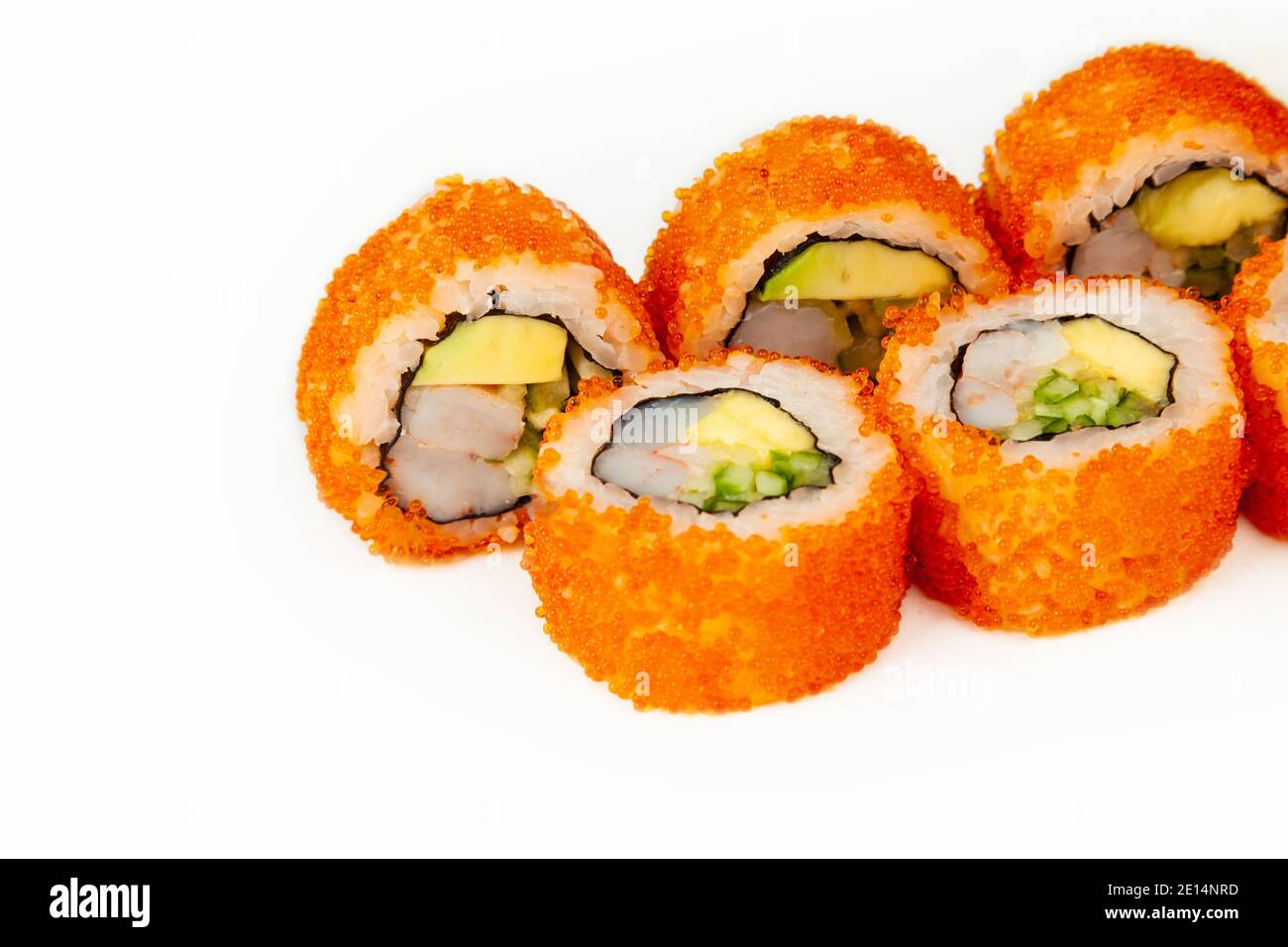 Sushi-Rolle California Rolle auf weißem Hintergrund, Zutaten Garnelen,  Gurke, Avocado, fliegende Fischrogen, Reis, Nori. Traditionelle japanische  Küche. Für die Speisekarte des Restaurants Stockfotografie - Alamy