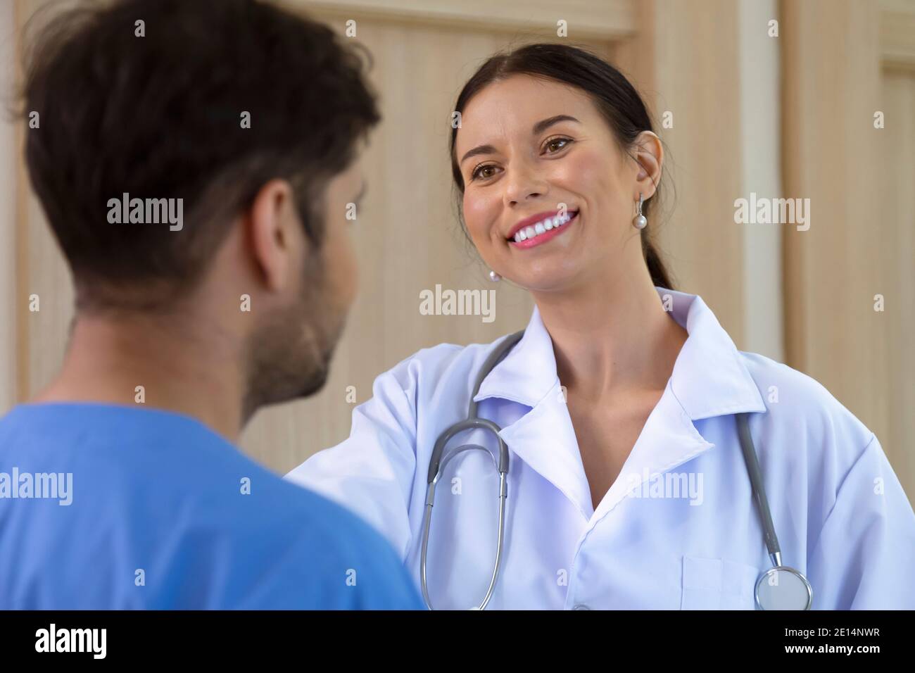 Lächelnde Ärztin Unterstützung und beruhigende Patienten nach Krebs chirurgische Behandlung Erholung. Medizinische und Gesundheitsversorgung Konzept. Stockfoto