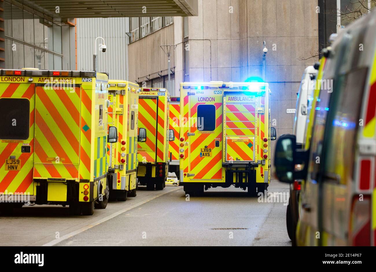 London, Großbritannien. Januar 2020. Ein Krankenwagen fährt in einen Notfall. Krankenwagenlinien außerhalb des Royal London Hospital, da der NHS unter starkem Druck steht, da die Fälle von Covid-19 zunehmen. Über 58,000 Fälle berichtete werte heute. Boris Johnson erwartet, dass bis April "zig Millionen" Covid-Jabs stattfinden werden. Kredit: Mark Thomas/Alamy Live Nachrichten Stockfoto