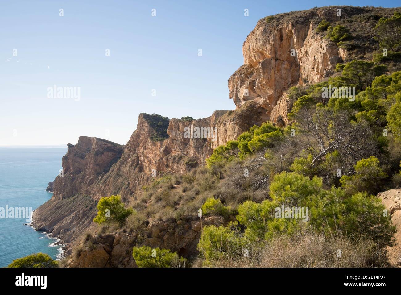 Felsenküste des Sierra Helada Naturparks Stockfoto