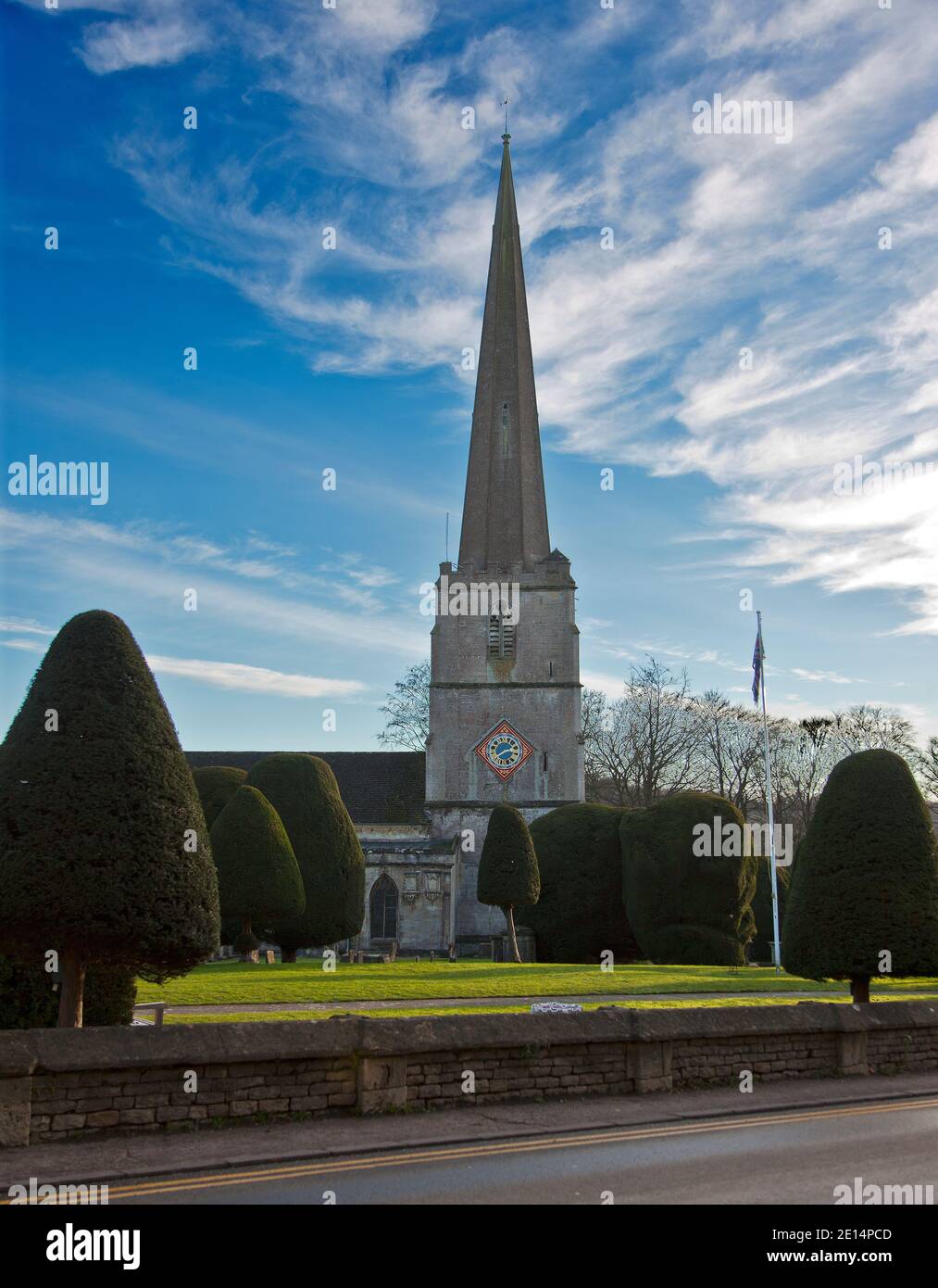 St. Mary's Church im Dorf Painswick Gloucestershire berühmt nicht nur für seine 99 Eibenbäume, sondern auch für seine Erwähnung in der Doomsday Buch Stockfoto