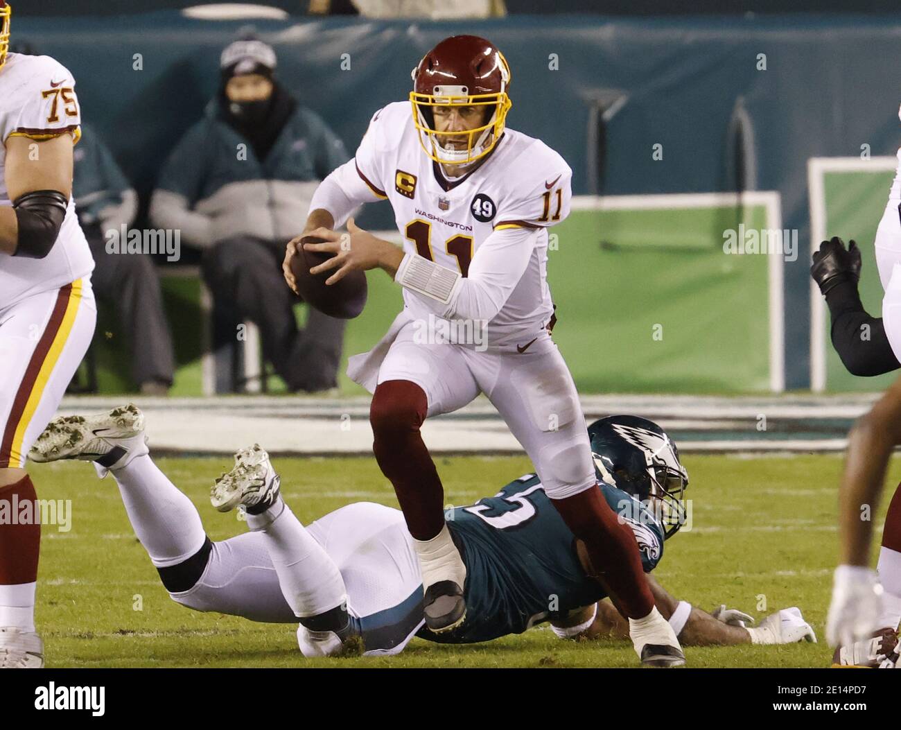 Philadelphia, Usa. Januar 2021. Washington Football Team Quarterback Alex Smith läuft aus der Tasche in der zweiten Hälfte gegen die Philadelphia Eagles in Woche 17 der NFL-Saison auf Lincoln Financial Field in Philadelphia am Sonntag, 3. Januar 2021. Washington besiegte die Eagles 20-14 und gewann die NFC East Division mit einem Rekord von 7:9. Foto von John Angelillo/UPI Kredit: UPI/Alamy Live Nachrichten Stockfoto