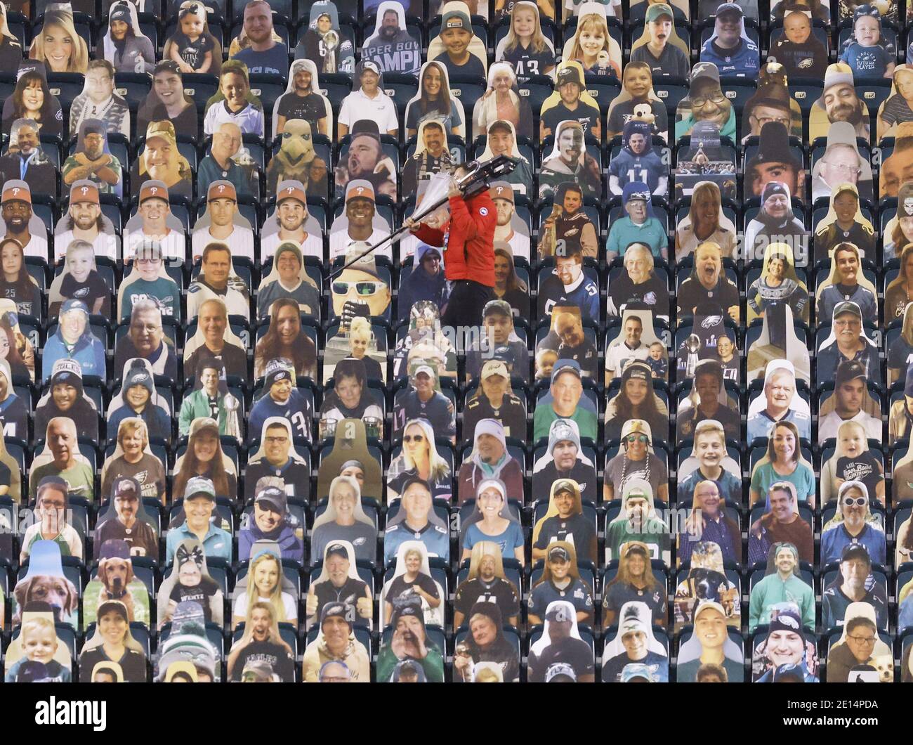 Philadelphia, Usa. Januar 2021. Ein Arbeiter geht durch einen Abschnitt von Karton Ausschnitt Fans, wenn die Washington Football Team spielen Philadelphia Eagles in Woche 17 der NFL-Saison im Lincoln Financial Field in Philadelphia am Sonntag, 3. Januar 2021. Washington besiegte die Eagles 20-14 und gewann die NFC East Division mit einem Rekord von 7:9. Foto von John Angelillo/UPI Kredit: UPI/Alamy Live Nachrichten Stockfoto