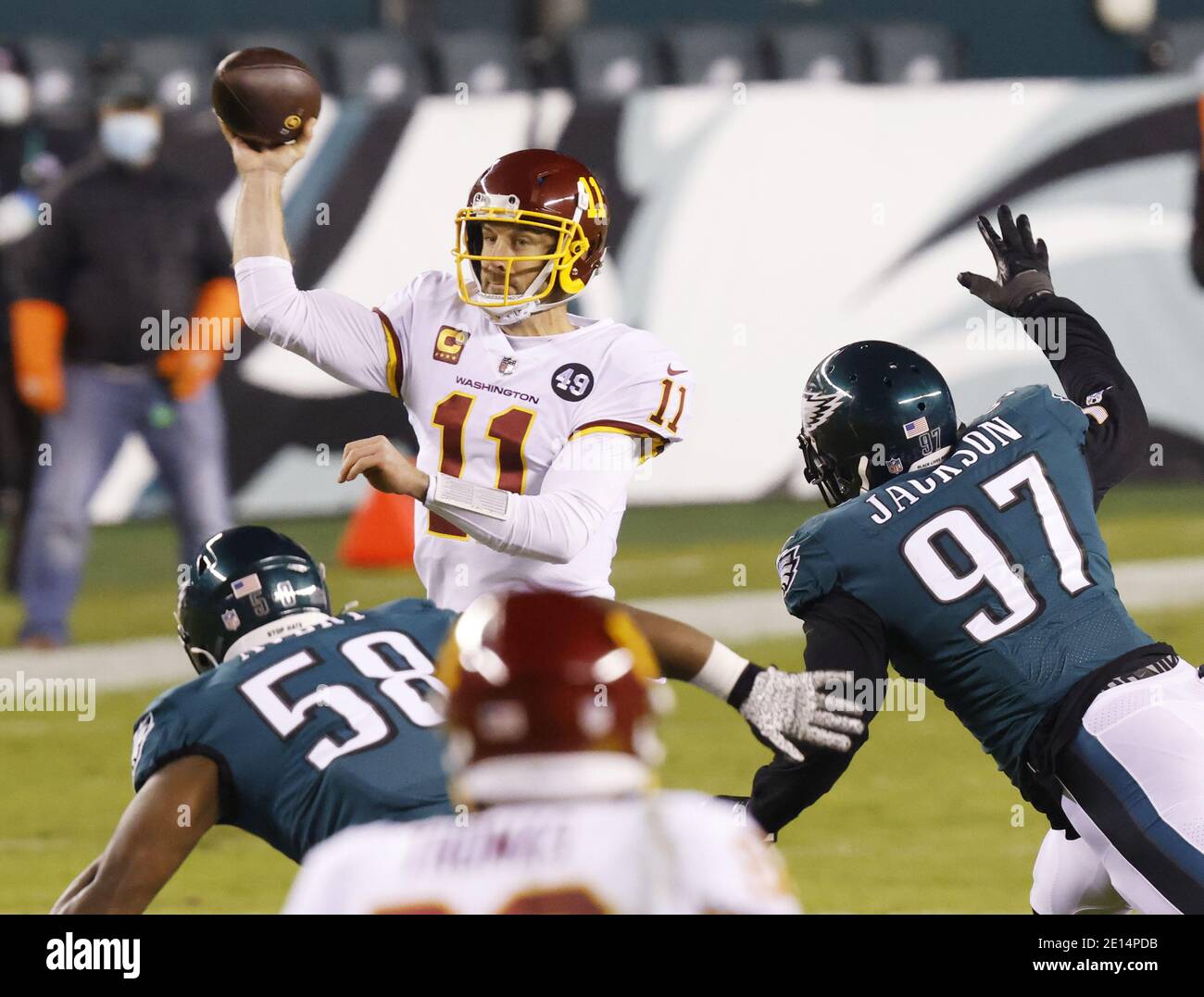 Philadelphia, Usa. Januar 2021. Washington Football Team Quarterback Alex Smith wirft einen Pass in der ersten Hälfte gegen die Philadelphia Eagles in Woche 17 der NFL-Saison auf Lincoln Financial Field in Philadelphia am Sonntag, 3. Januar 2021. Washington besiegte die Eagles 20-14 und gewann die NFC East Division mit einem Rekord von 7:9. Foto von John Angelillo/UPI Kredit: UPI/Alamy Live Nachrichten Stockfoto