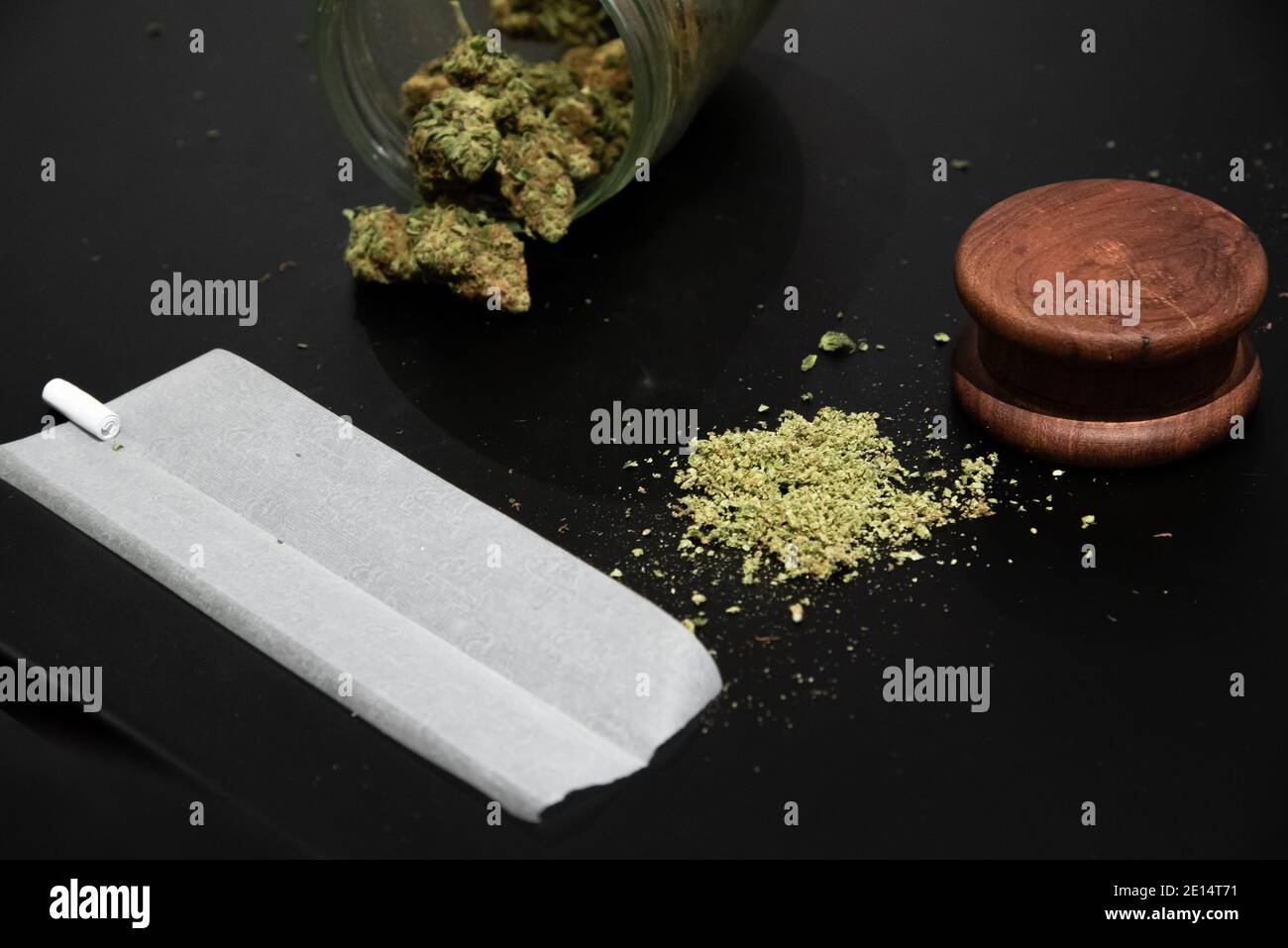 Cannabisknospen, gemahlenes Marihuana und andere Räucherutensilien Stockfoto