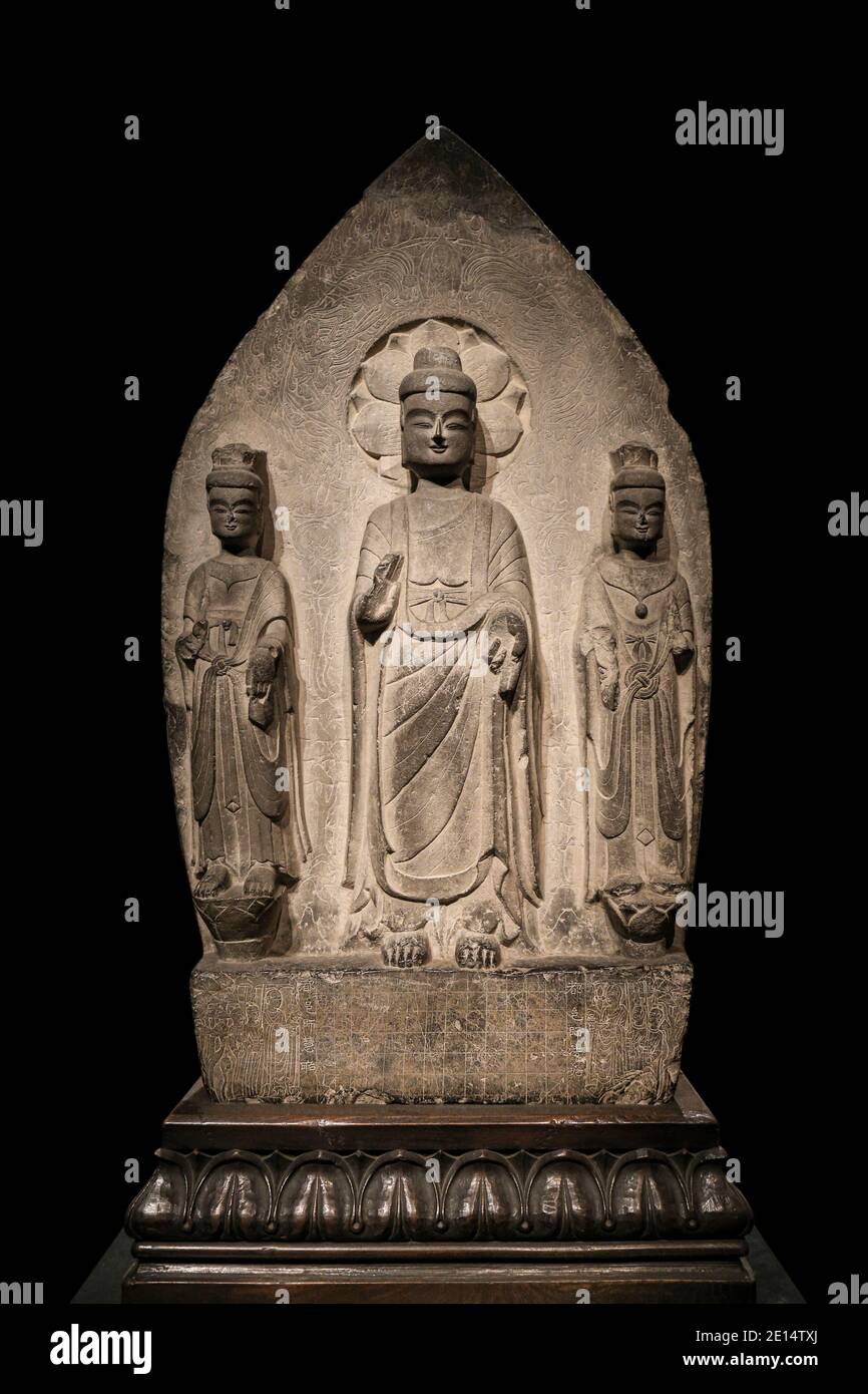 Alte stehende buddha Triade Kalkstein Statue Bild im 6. Jahrhundert, Eastern Wei Dynastie, China Stockfoto