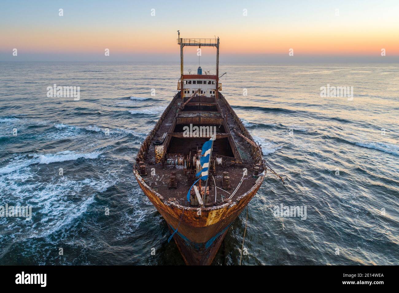 Luftaufnahme des MS Demetrios II Schiffswracks bei Sonnenuntergang - ein Frachtschiff, das 1998 auf Grund lief, Paphos, Zypern Stockfoto