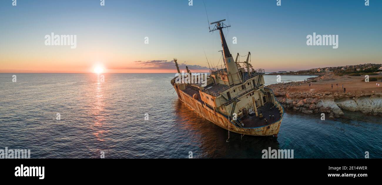 Luftpanorama des Schiffswracks von Edro III bei Sonnenuntergang - ein Frachtschiff, das 2011 auf Grund lief - Paphos, Zypern Stockfoto