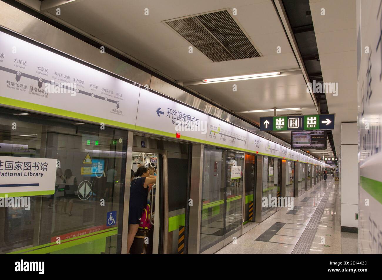Blick auf einen modernen UBahnZug an einem Bahnsteig der UBahn in