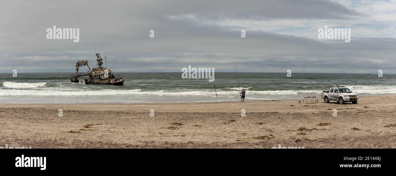 Surffischen an der Skeleton Coast vor dem Schiffswrack Zeila, Namibia Stockfoto