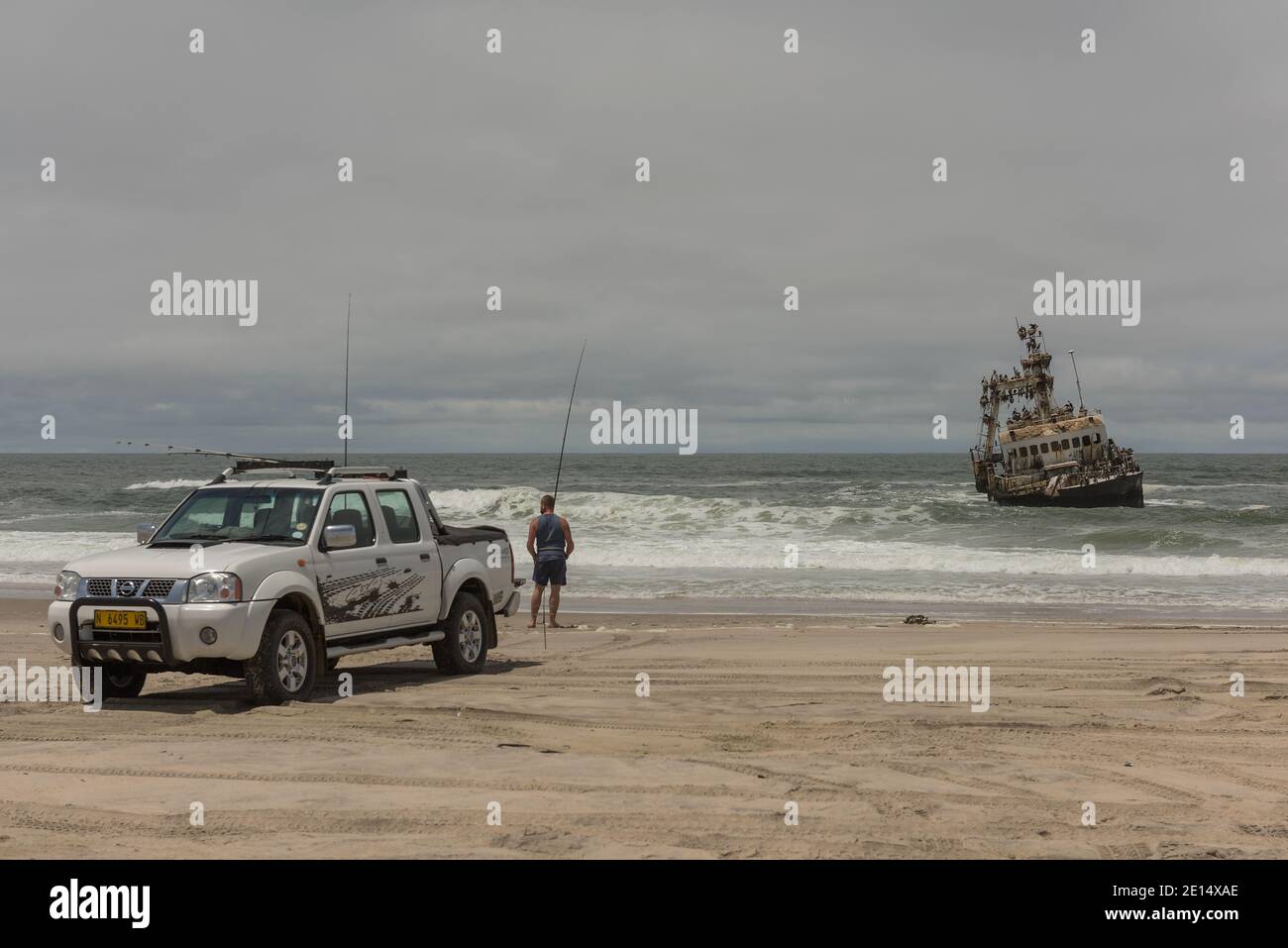 Surffischen an der Skeleton Coast vor dem Schiffswrack Zeila, Namibia Stockfoto