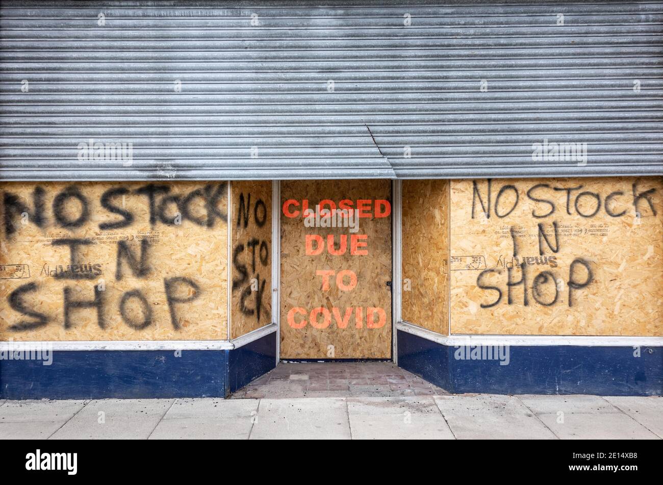 Kein Lagerbestand im Shop-Schild an Bord nach oben geschlossen wegen covid Shop. Coronavirus, Covid 19 Einzelhandel, britisches Wirtschaftskonzept. Stockfoto