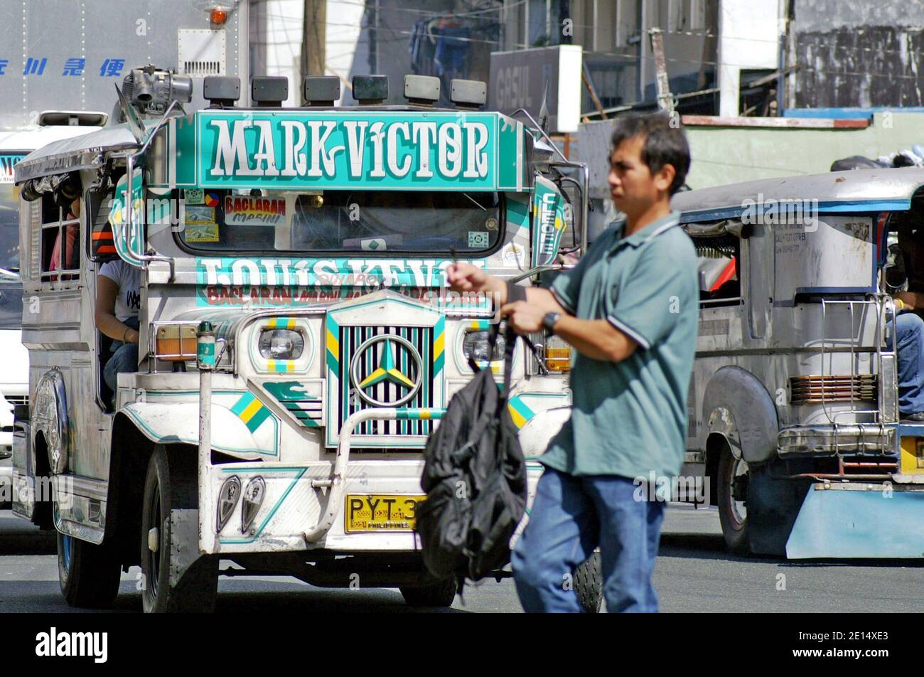 Die kunstvoll geschmückte Kulturikone der Philippinen, der Jeepney, ist der wichtigste öffentliche Verkehrstransfer, der Teil einer Auslaufstrategie und Modernisierungsstrategie war. Im Jahr 2016 wurde ihnen eine Altersgrenze von 15 Jahren gesetzt, wobei ältere Jeepneys auslaufen. Stockfoto