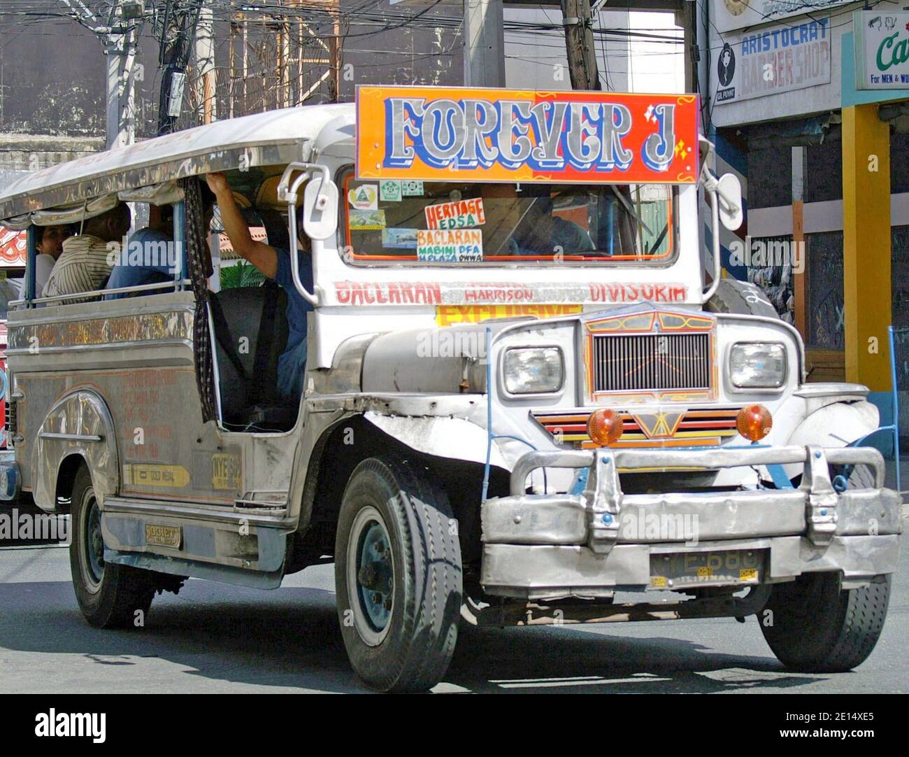 Die kunstvoll geschmückte Kulturikone der Philippinen, der Jeepney, ist der wichtigste öffentliche Verkehrstransfer, der Teil einer Auslaufstrategie und Modernisierungsstrategie war. Im Jahr 2016 wurde ihnen eine Altersgrenze von 15 Jahren gesetzt, wobei ältere Jeepneys auslaufen. Stockfoto