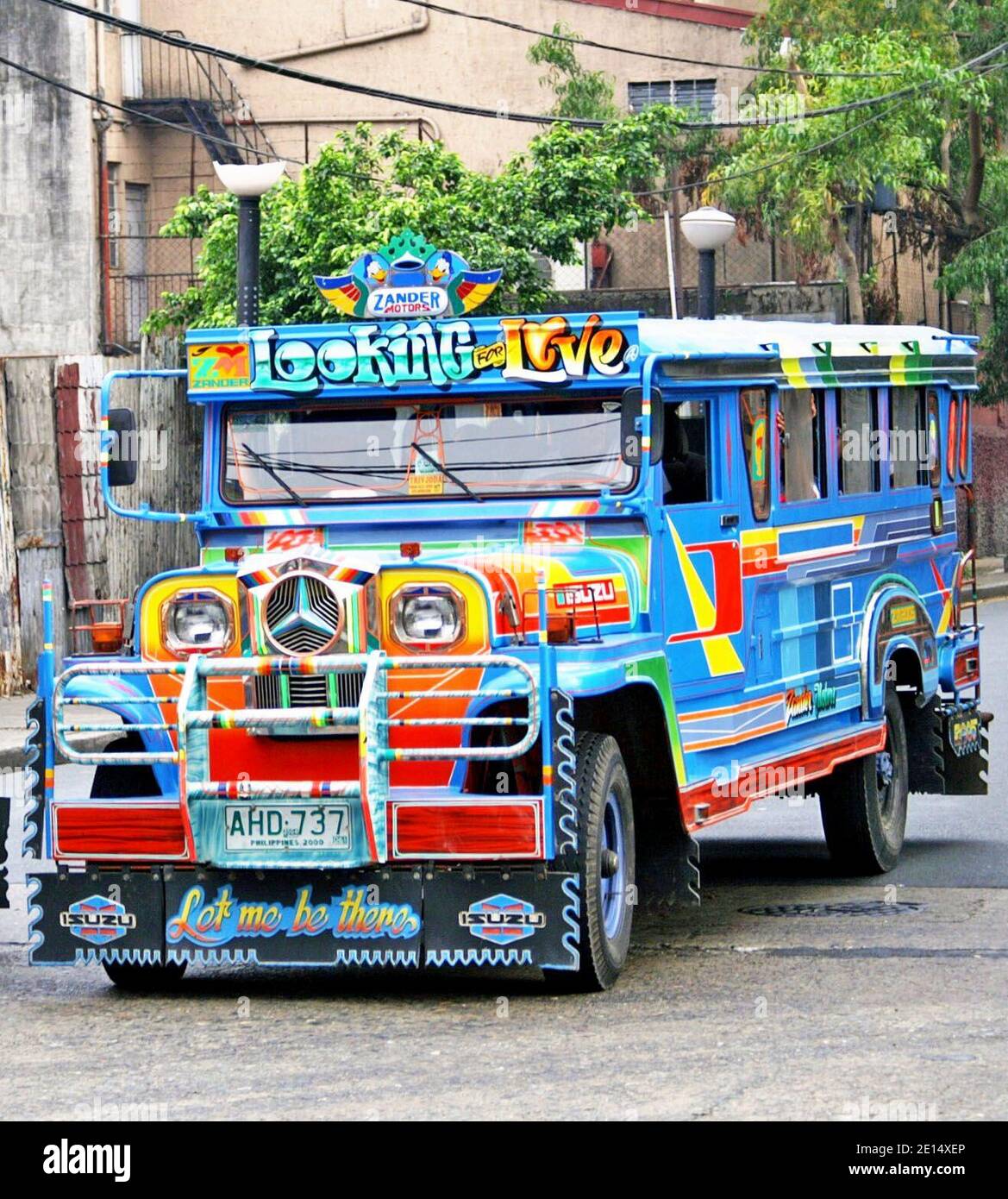 Die kunstvoll geschmückte Kulturikone der Philippinen, der Jeepney, ist der wichtigste öffentliche Verkehrstransfer, der Teil einer Auslaufstrategie und Modernisierungsstrategie war. 2016 wurde ihnen eine Altersgrenze von 15 Jahren gesetzt, wobei ältere Jeepney auslaufen. Stockfoto