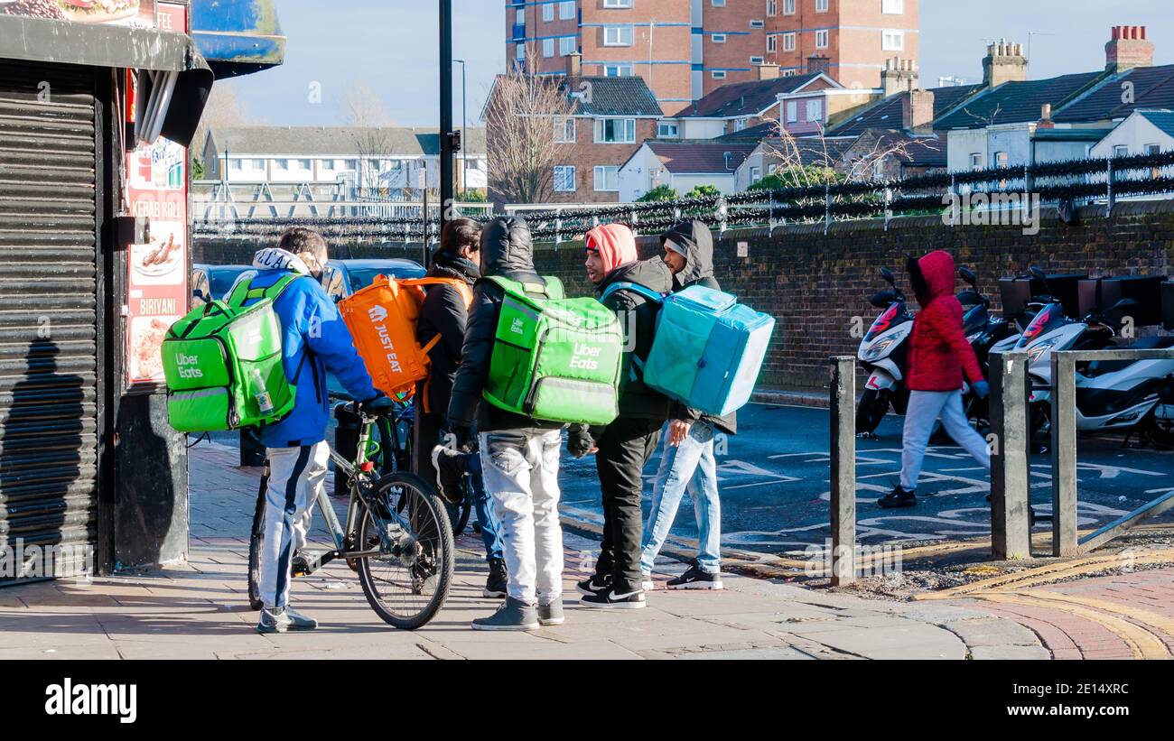 Tägliche Lieferung von Lebensmitteln. Kuriere von Fast-Food, Rucksack hinter seinem Rücken liefert Lebensmittel aus Cafés und Restaurants tun, um nationale Sperre (covid-19) Stockfoto