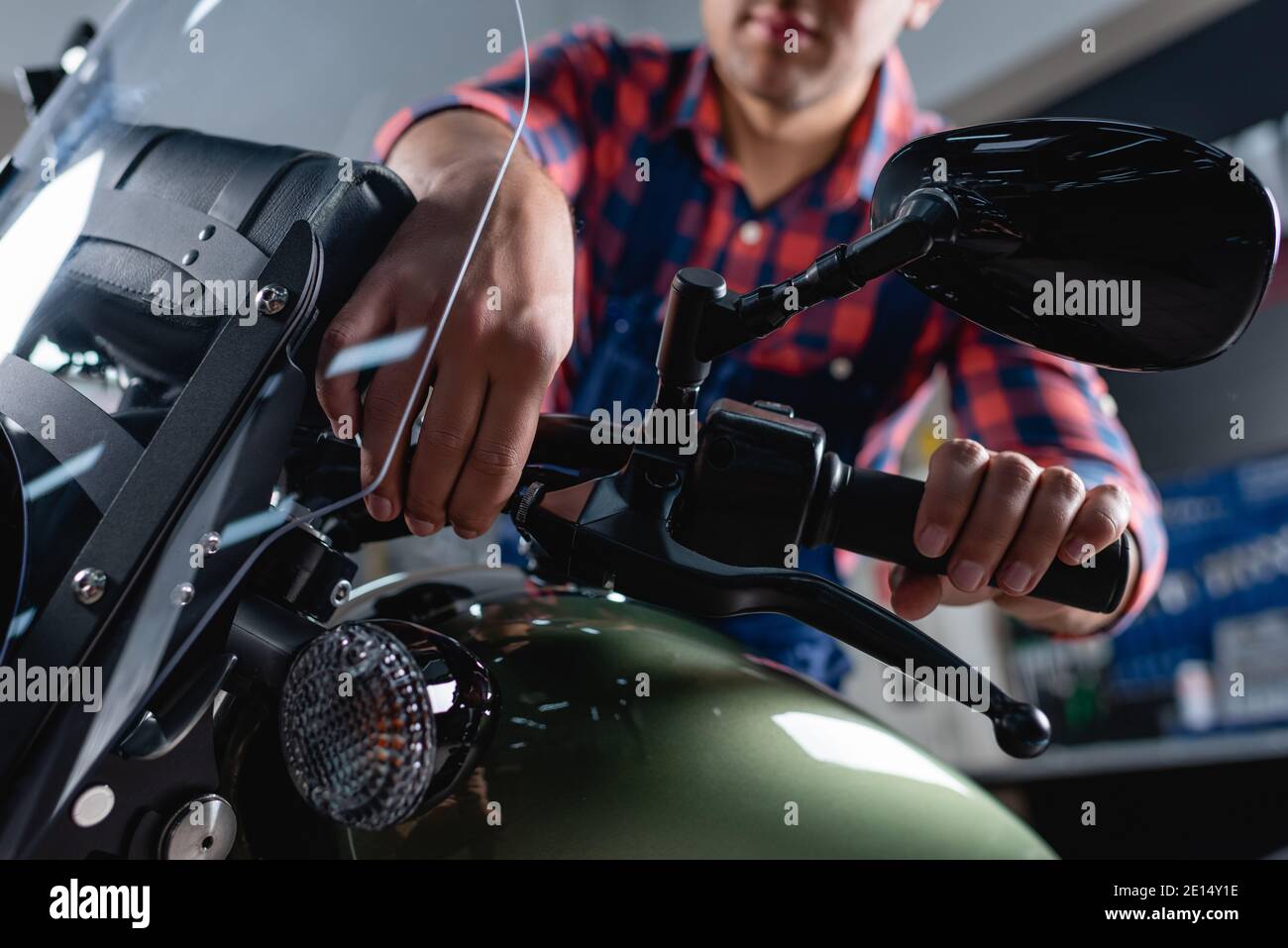 Beschnittene Ansicht der mechanischen Überprüfung Bremsgriff des Motorrads auf Unscharfer Hintergrund Stockfoto