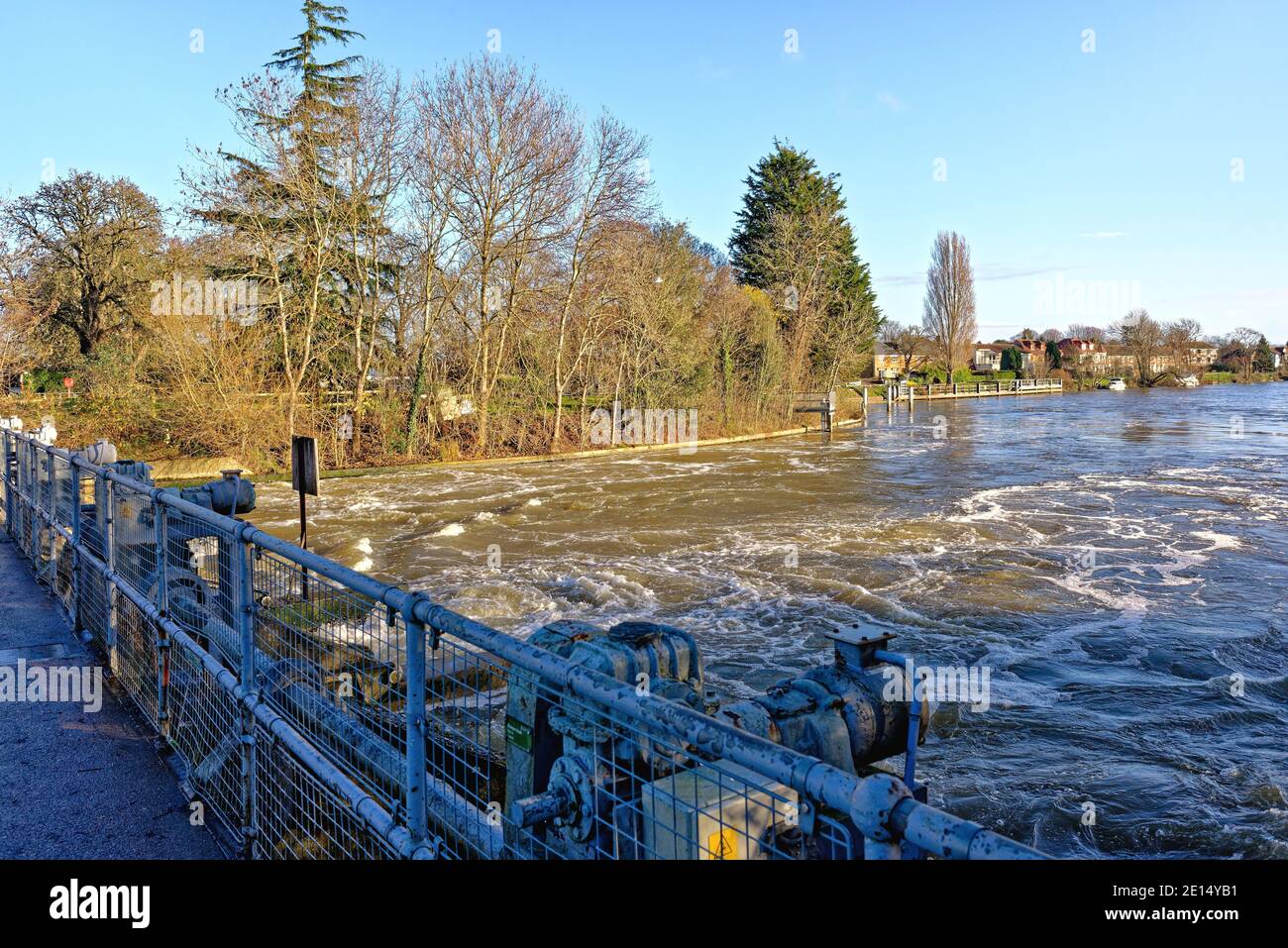 Ein Schleusentor an der Themse in Penton Hook, Laleham, in der Nähe von Staines an einem hellen sonnigen Wintertag, Surrey England UK Stockfoto