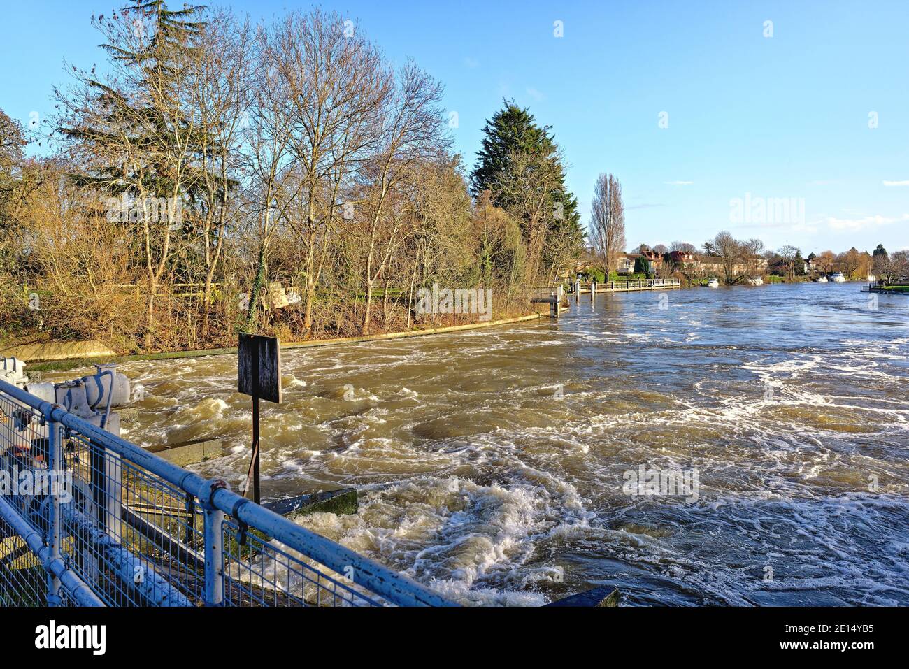 Ein Schleusentor an der Themse in Penton Hook, Laleham, in der Nähe von Staines an einem hellen sonnigen Wintertag, Surrey England UK Stockfoto