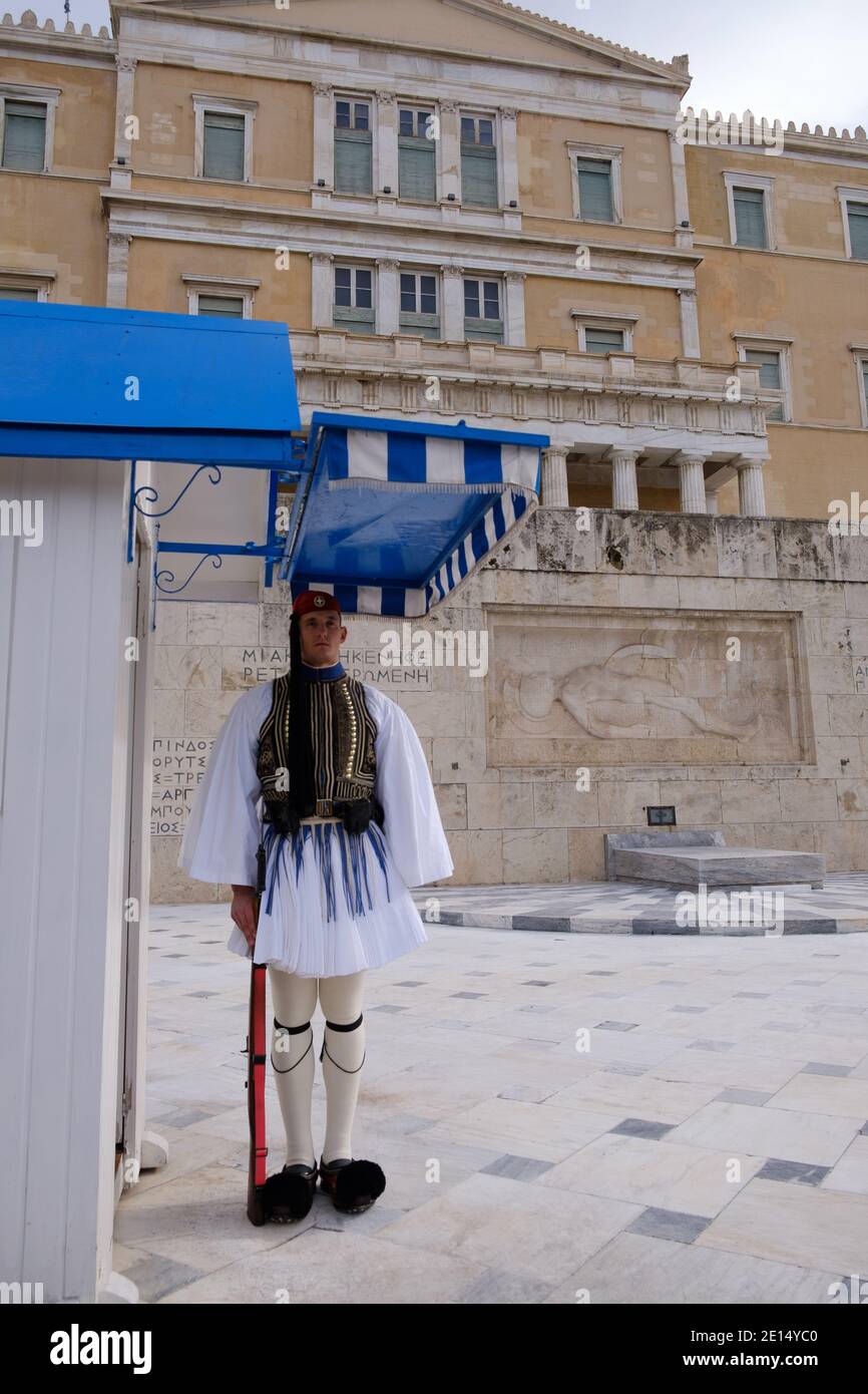Athen - Dezember 2019: Traditioneller griechischer Soldat auf dem Syntagma-Platz Stockfoto