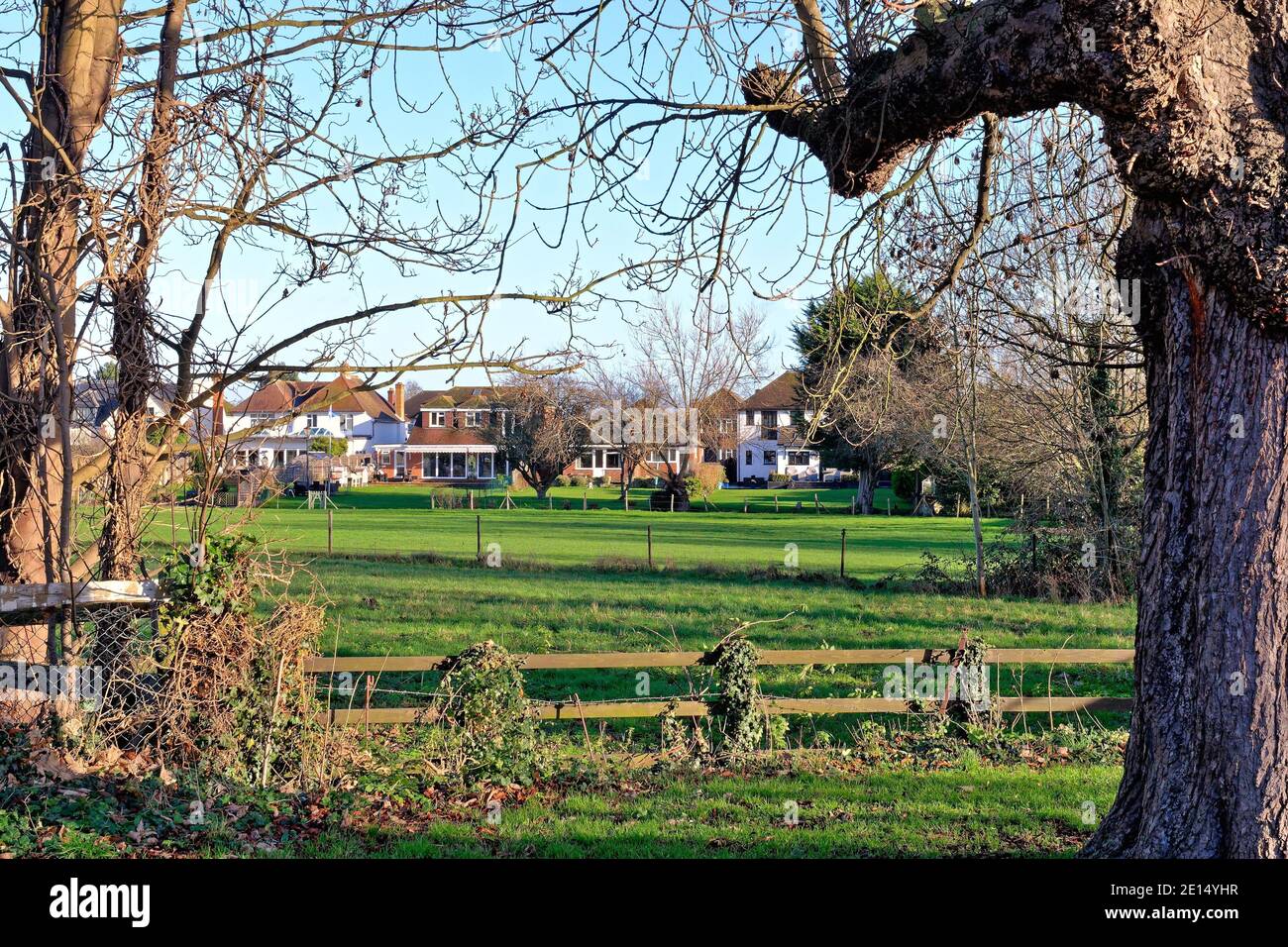 Freistehende Häuser auf 'The Ryde' hinter Sweep's Graben, Laleham Surrey England Großbritannien Stockfoto